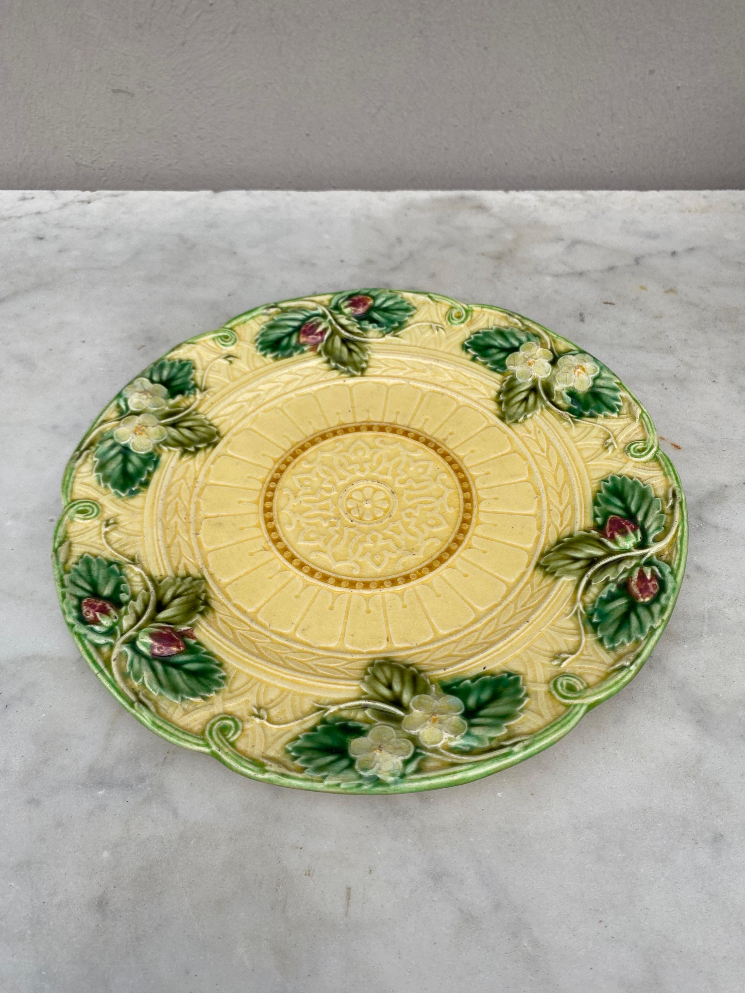 French Majolica Strawberries Plate Sarreguemines, circa 1880 For Sale