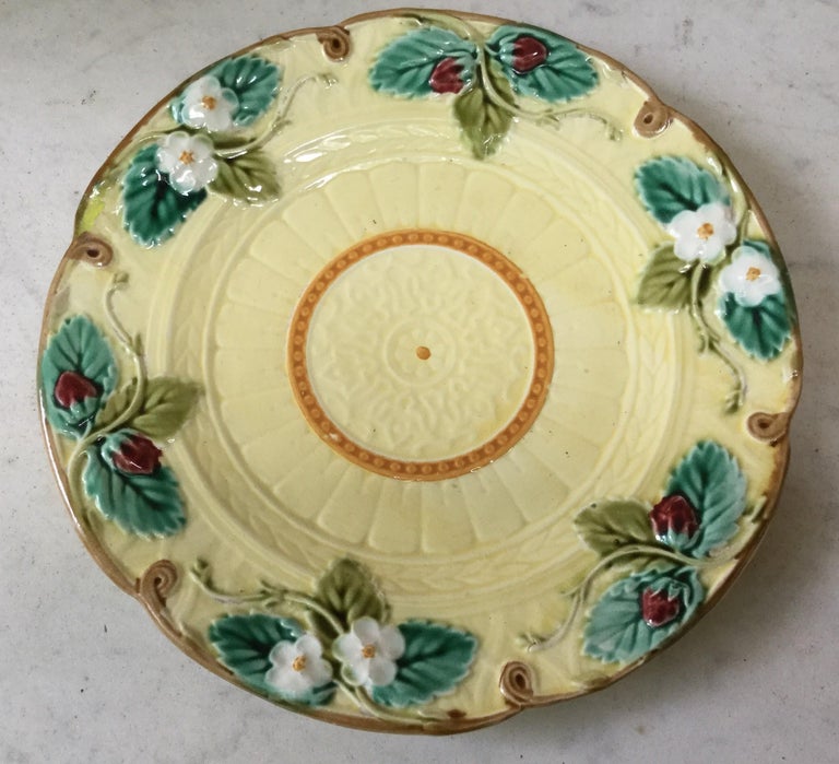 Majolica Strawberries Plate Sarreguemines, circa 1880 In Good Condition For Sale In The Hills, TX