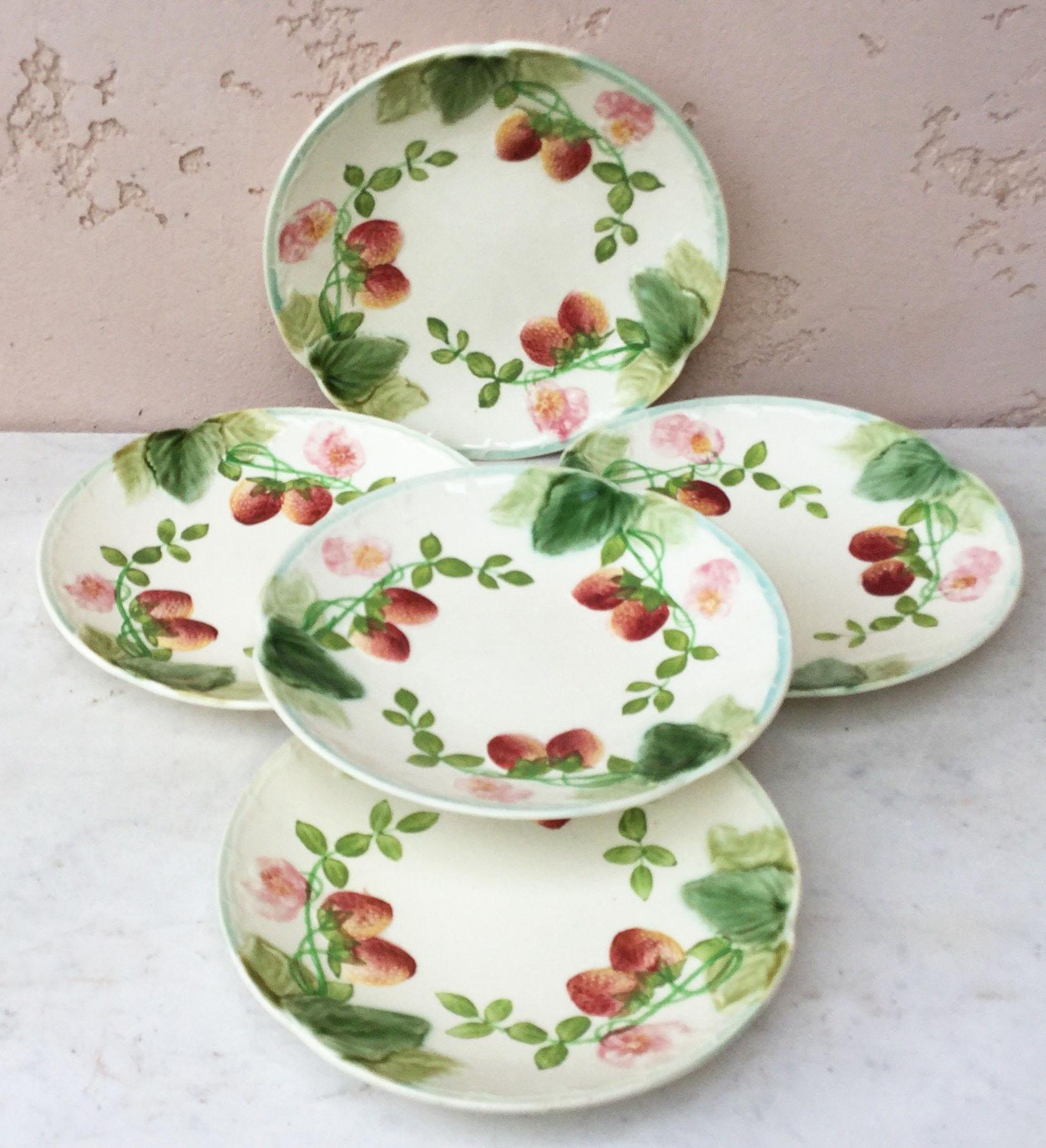 Majolica Strawberries Plate Sarreguemines, Circa 1880 In Good Condition For Sale In Austin, TX