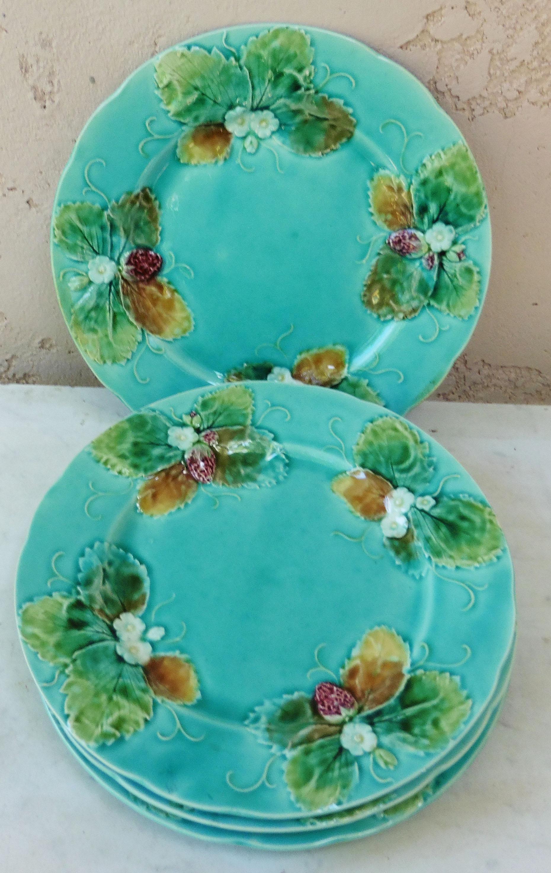 Victorian Majolica Strawberries Plate Sarreguemines, circa 1880 For Sale