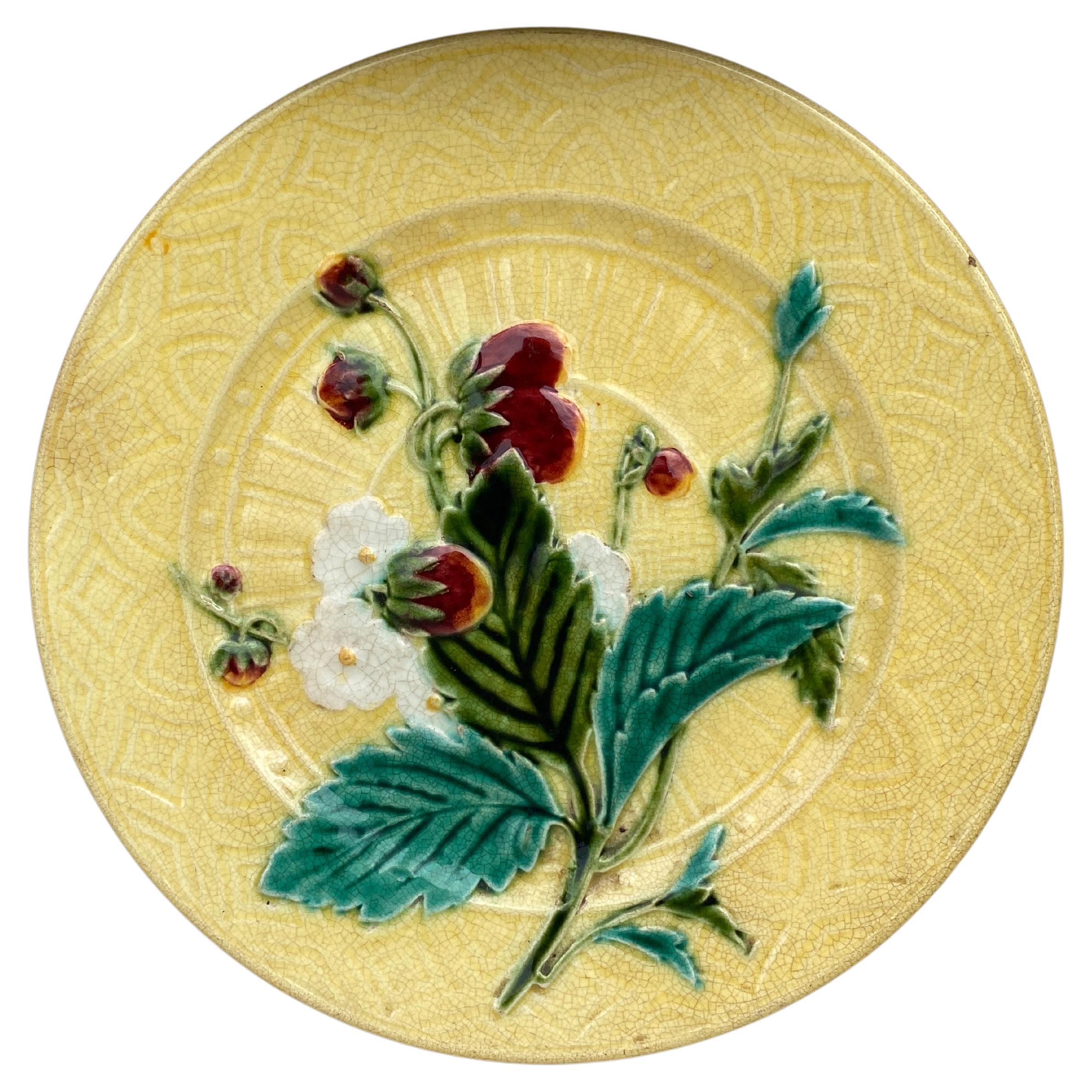 Plato de mayólica Fresas Sarreguemines, circa 1880