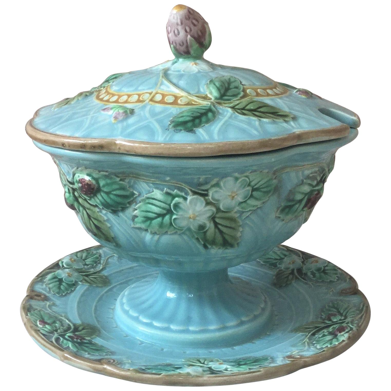 Rare sucrier en majolique signé Sarreguemines Majolica:: vers 1870. 
Motif de fraise.