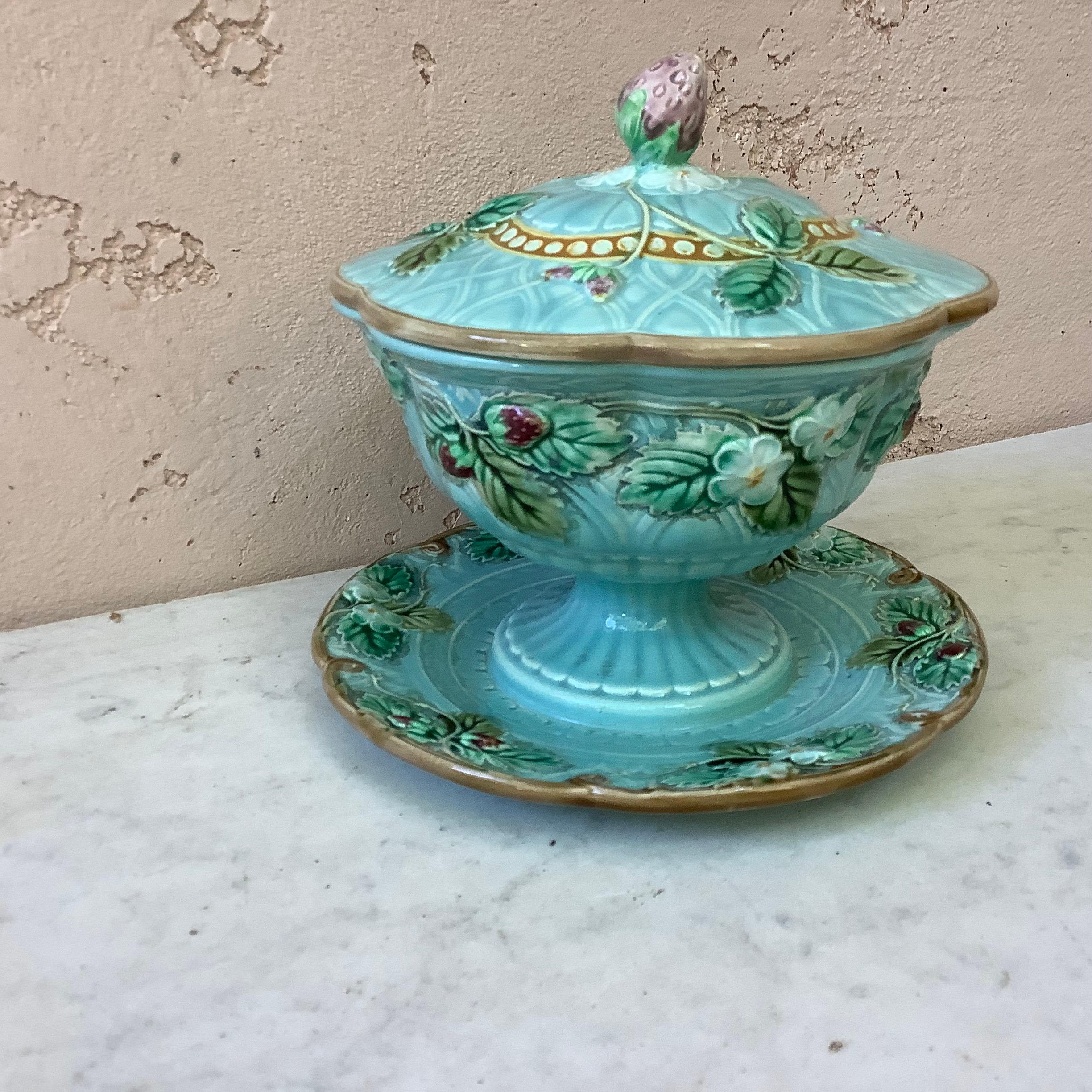 Country Sucrier à fraises en majolique Sarreguemines Majolica:: circa 1870