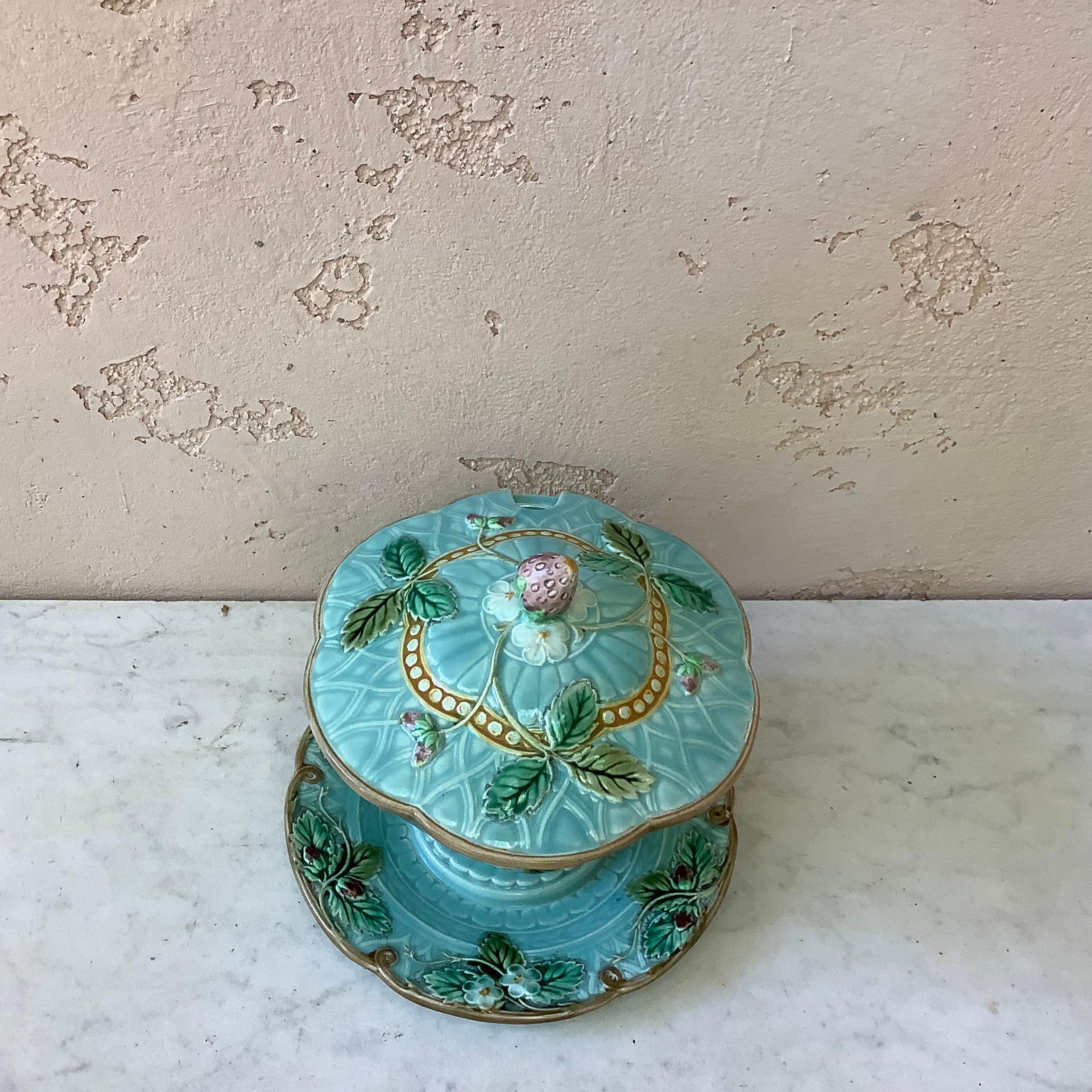 Sucrier à fraises en majolique Sarreguemines Majolica:: circa 1870 1