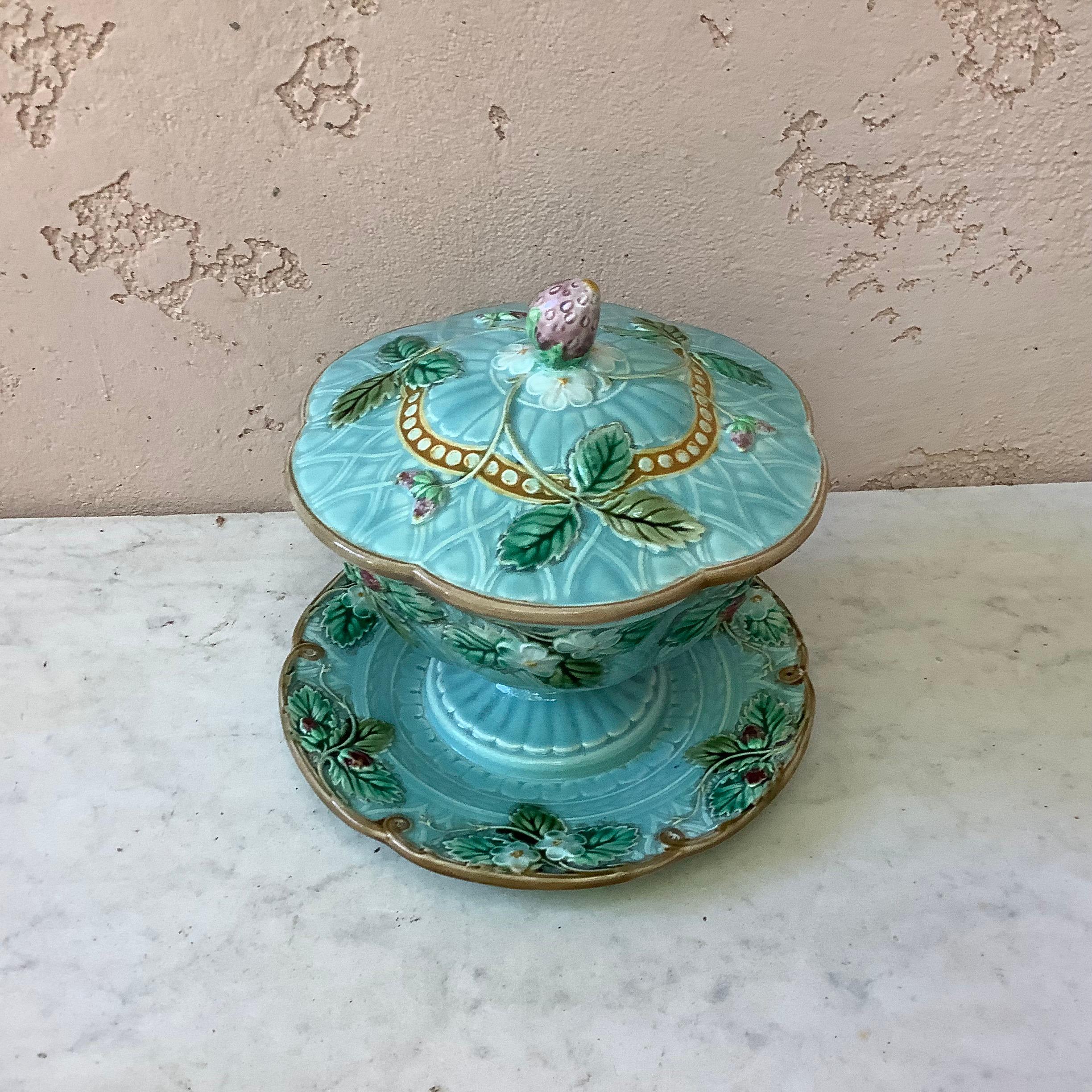 Sucrier à fraises en majolique Sarreguemines Majolica:: circa 1870 2