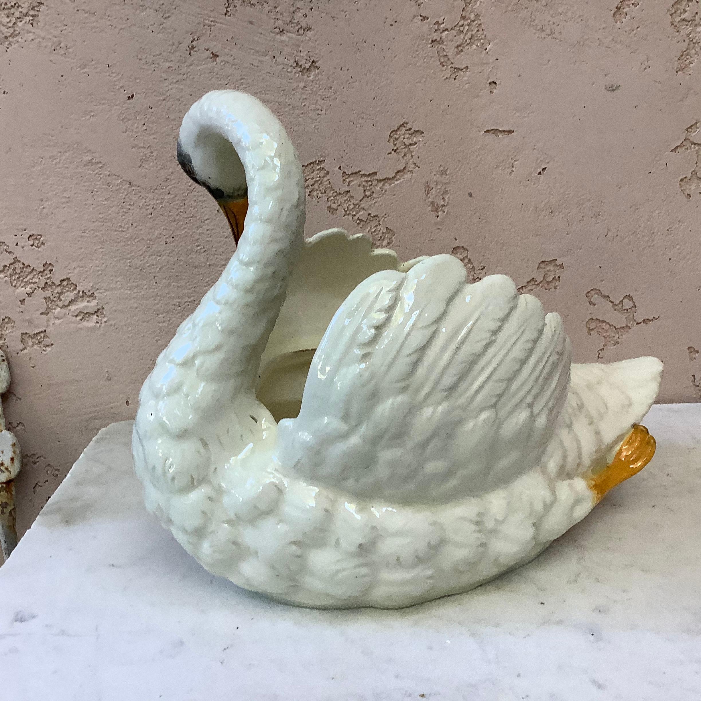 Art nouveau Jardinière en majolique en forme de cygne Jerome Massier Fils, vers 1900