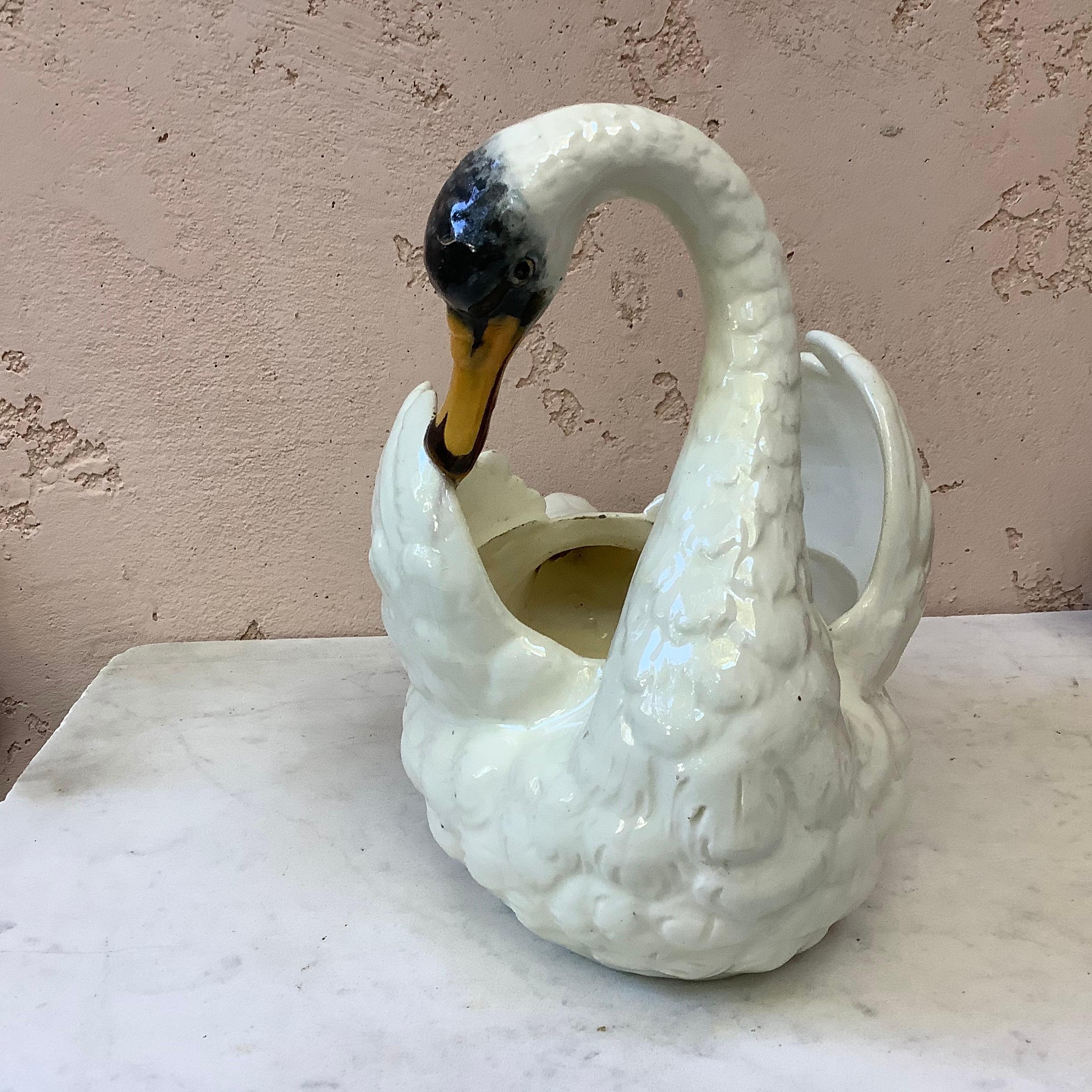 Français Jardinière en majolique en forme de cygne Jerome Massier Fils, vers 1900