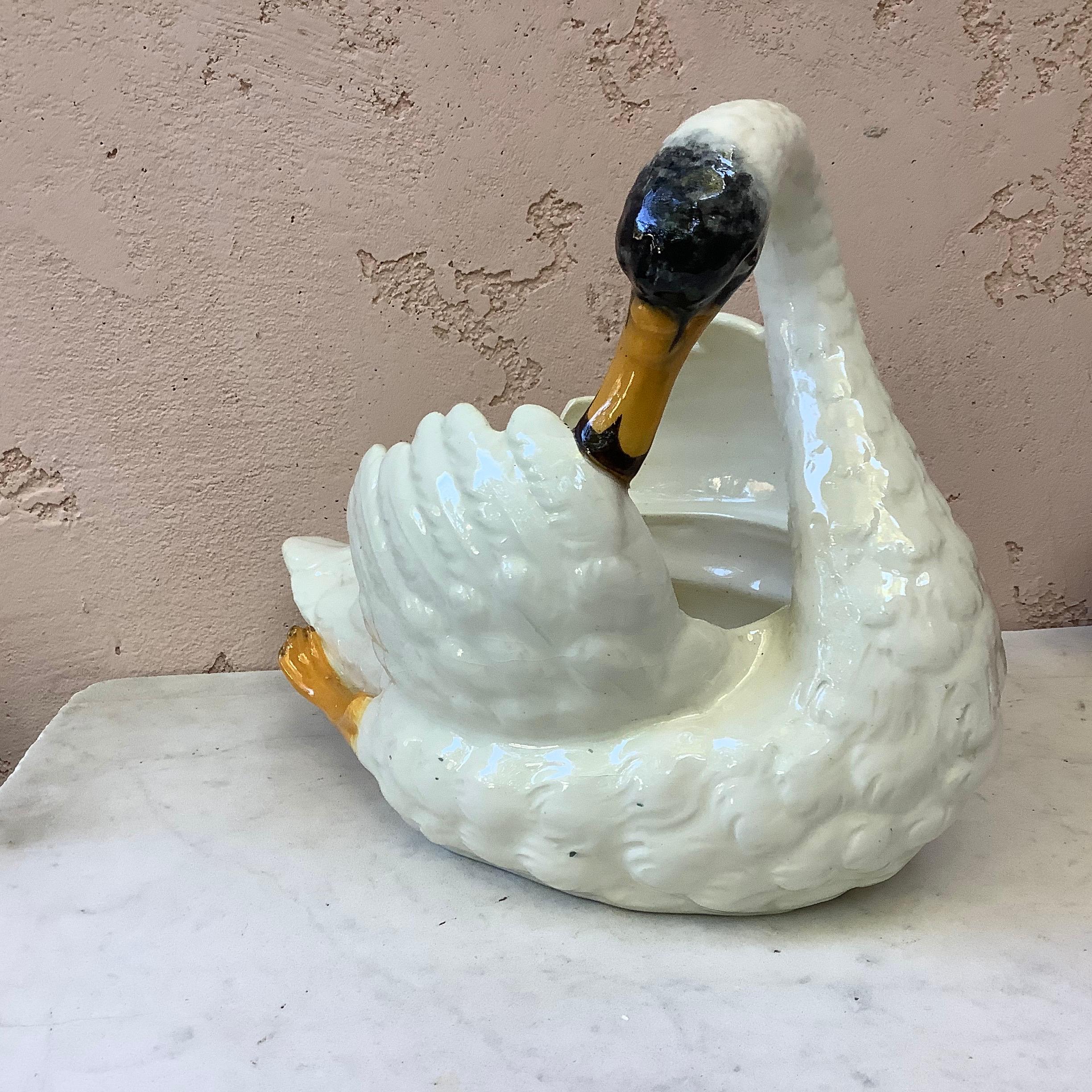 Jardinière en majolique en forme de cygne Jerome Massier Fils, vers 1900 Bon état à Austin, TX