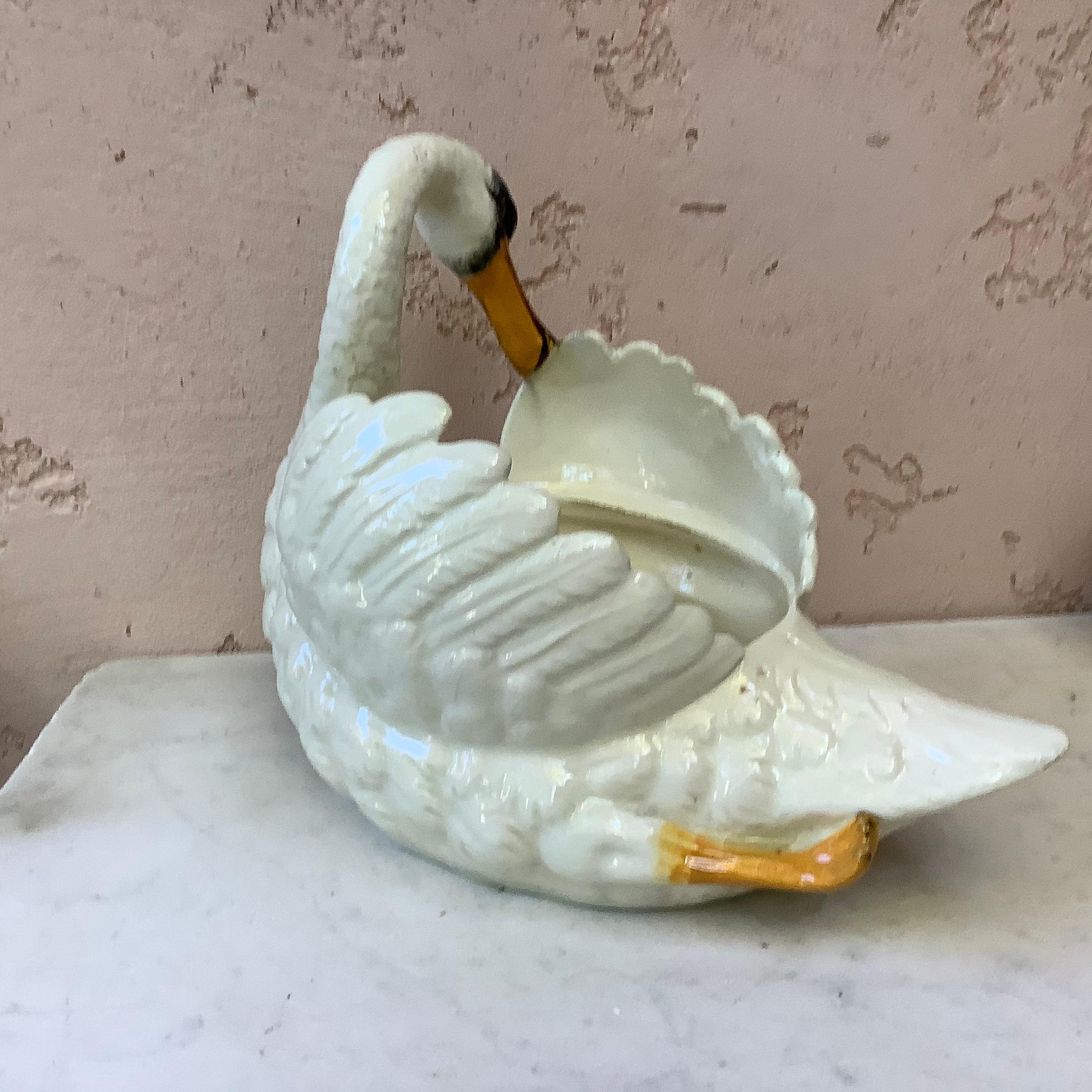 Début du 20ème siècle Jardinière en majolique en forme de cygne Jerome Massier Fils, vers 1900