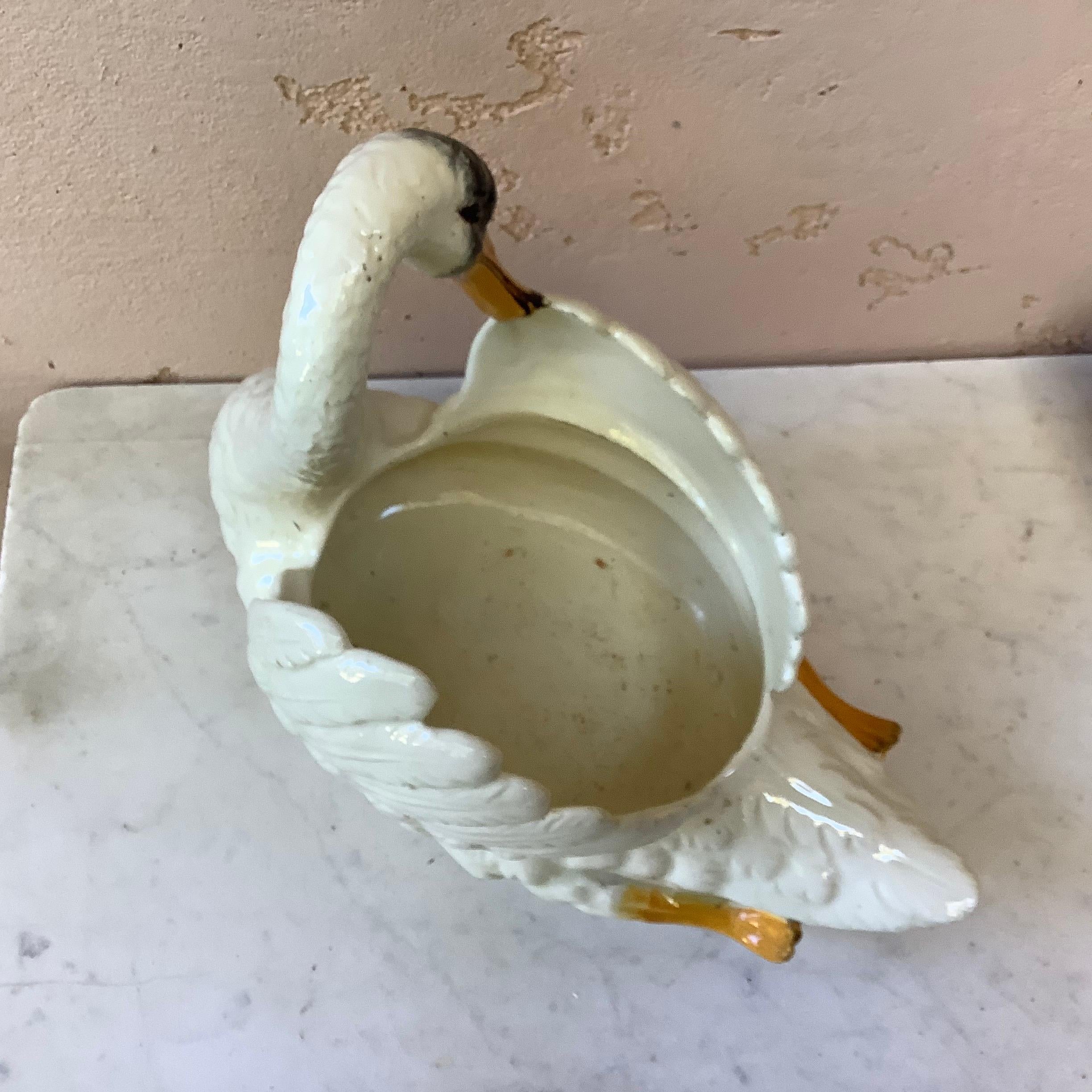 Majolique Jardinière en majolique en forme de cygne Jerome Massier Fils, vers 1900
