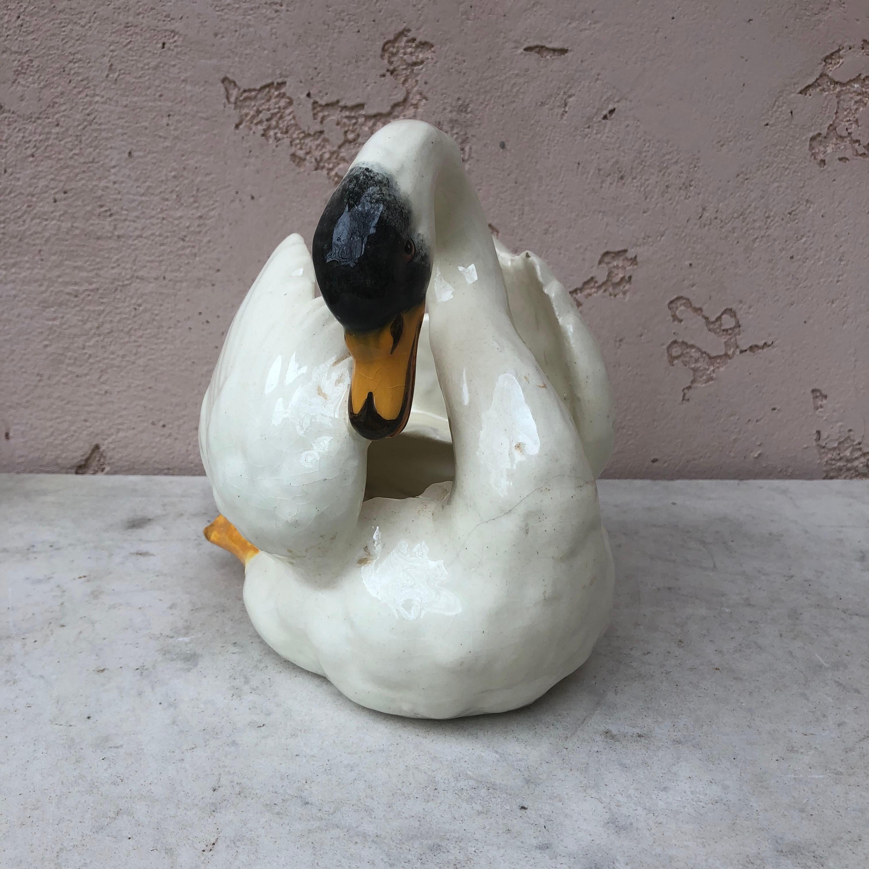 Jardinière en majolique à cygne blanc signée Jérôme Massier Fils Vallauris, vers 1910.