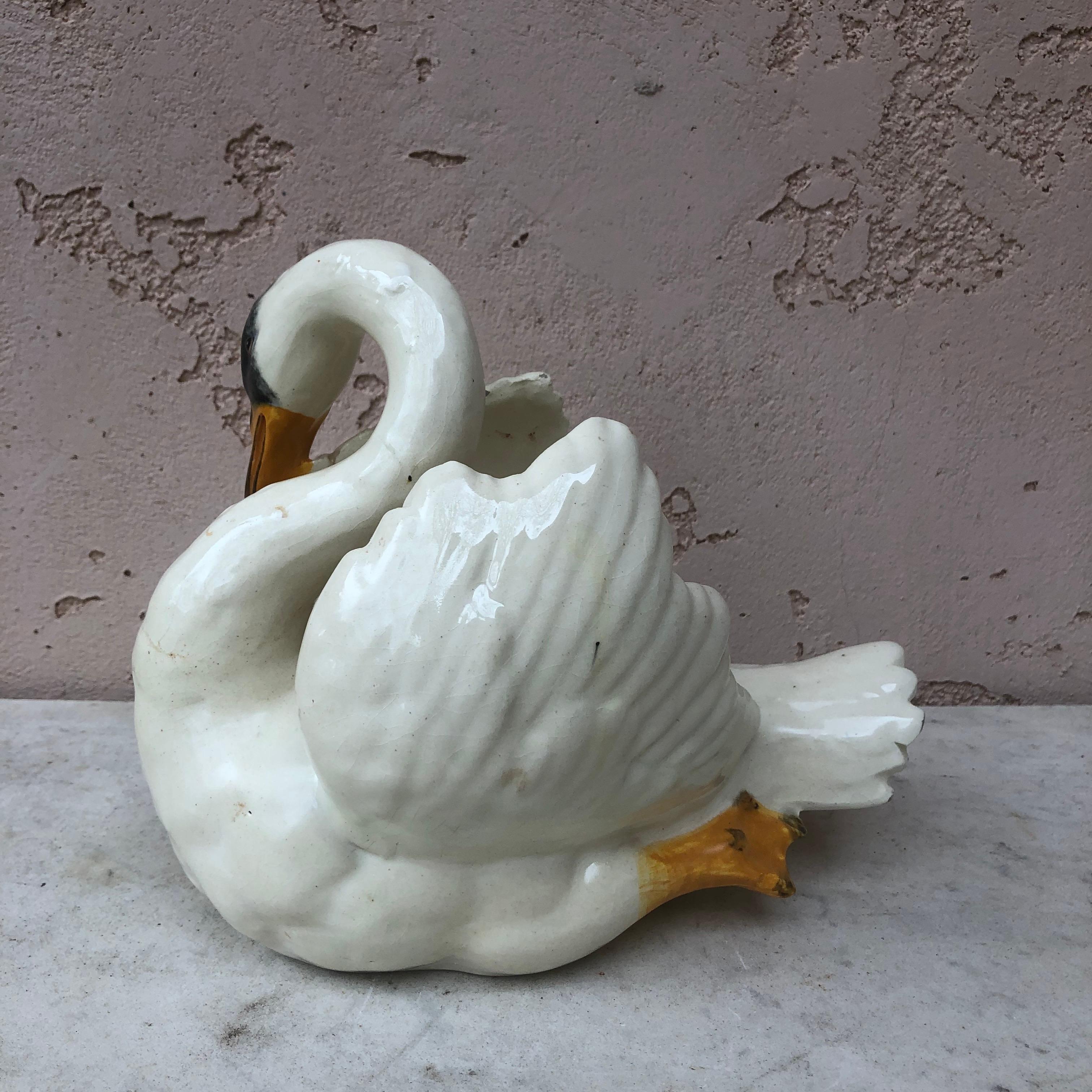 Début du 20ème siècle Jardinière en forme de cygne en majolique Jérôme Massier Fils, vers 1910 en vente