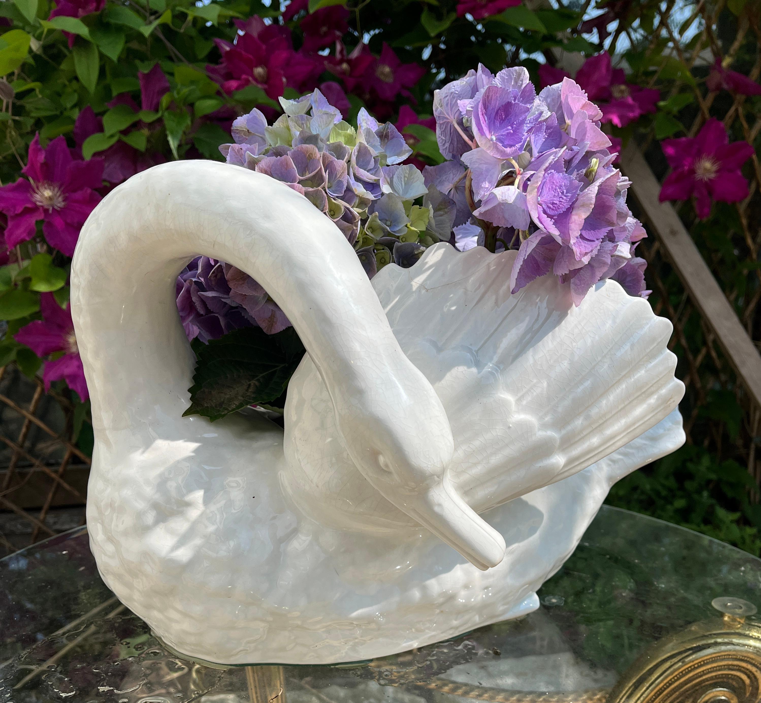 Jardinière a cigno in maiolica con timbro Imperiale Nimy, Belgio, circa 1900 in vendita 1