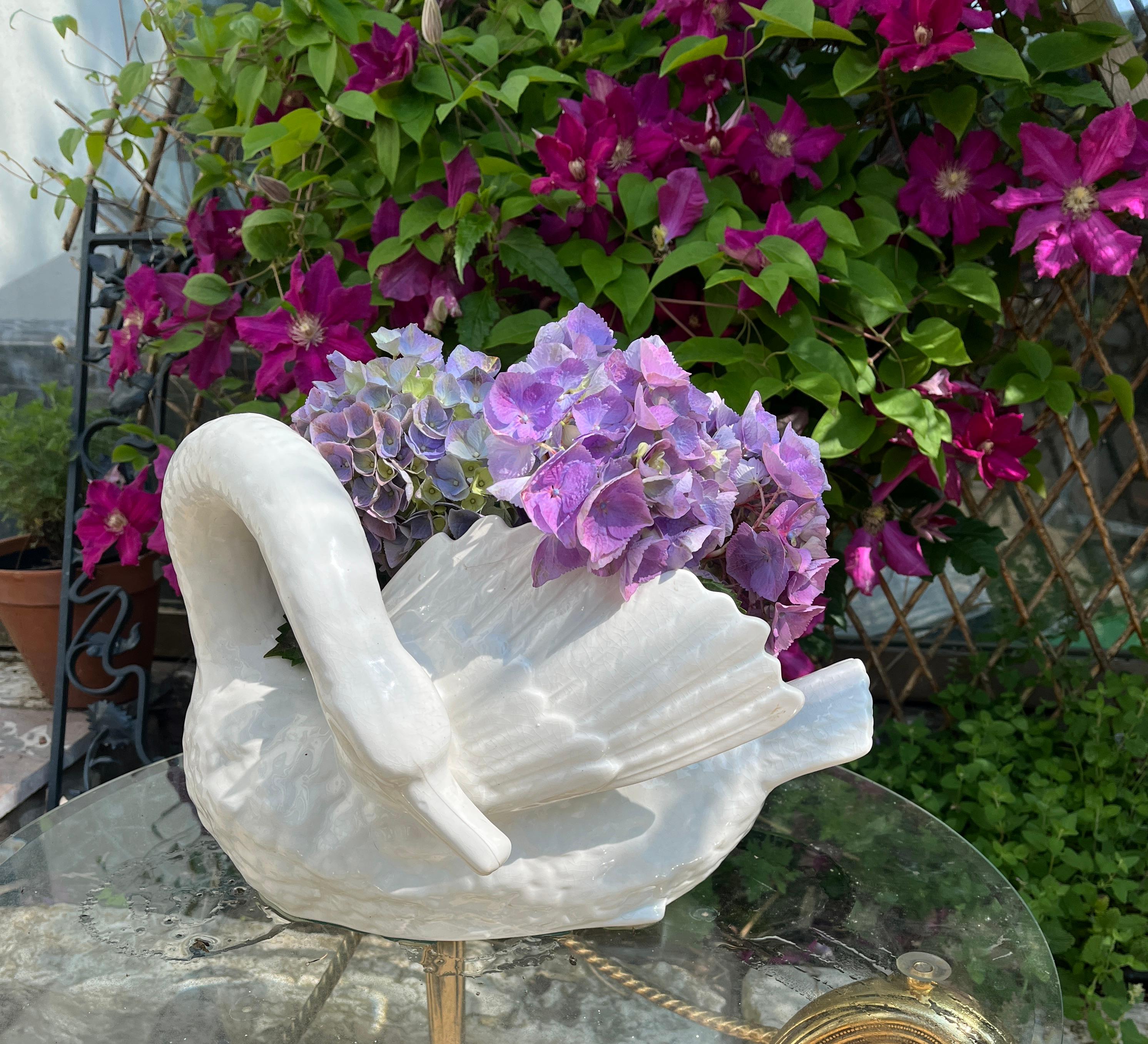 Inizio XX secolo Jardinière a cigno in maiolica con timbro Imperiale Nimy, Belgio, circa 1900 in vendita