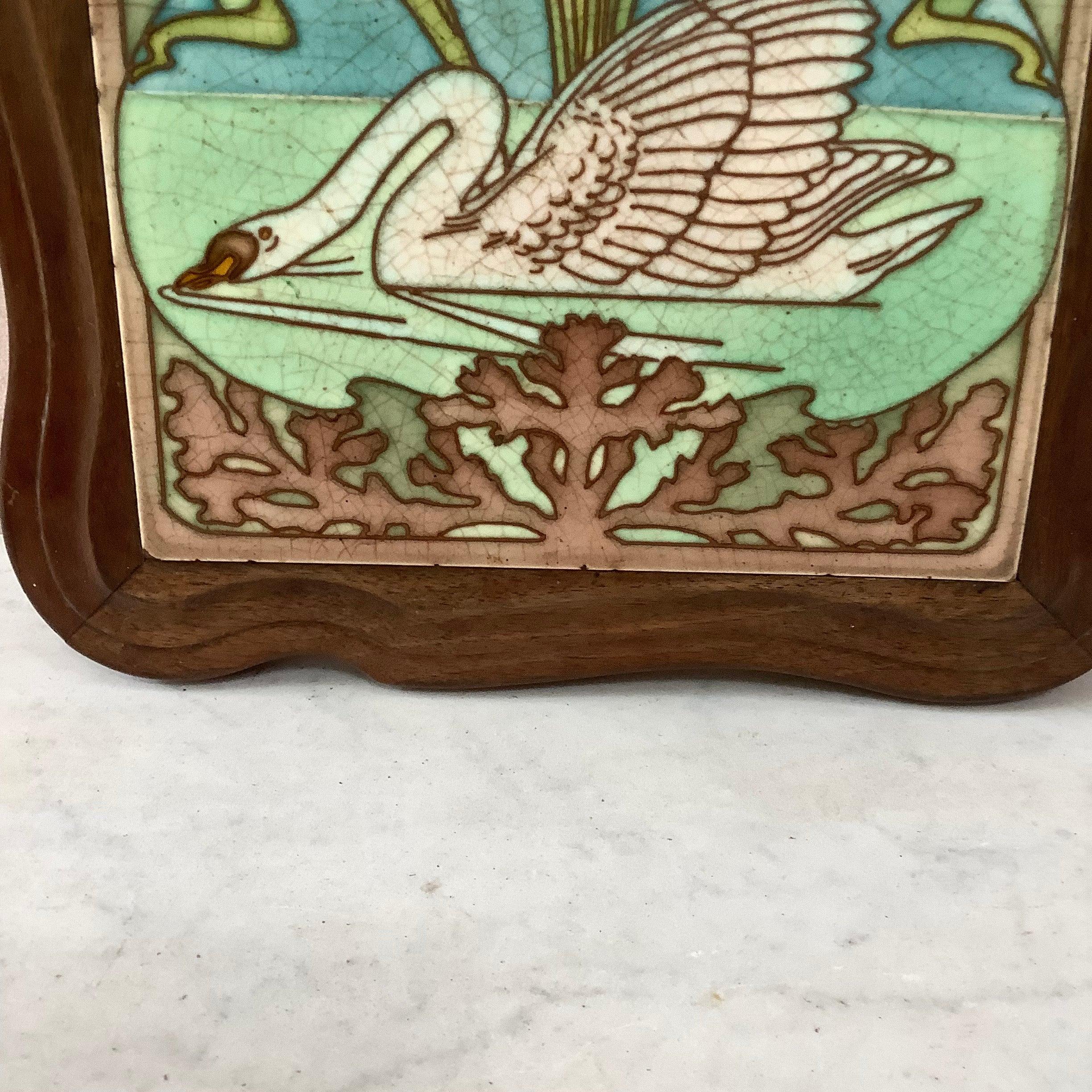 Salvamanteles de mayólica Art Nouveau Cisne en Bueno estado para la venta en Austin, TX