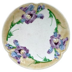 Assiette à pois de senteur en majolique Choisy-le-Roi, vers 1880