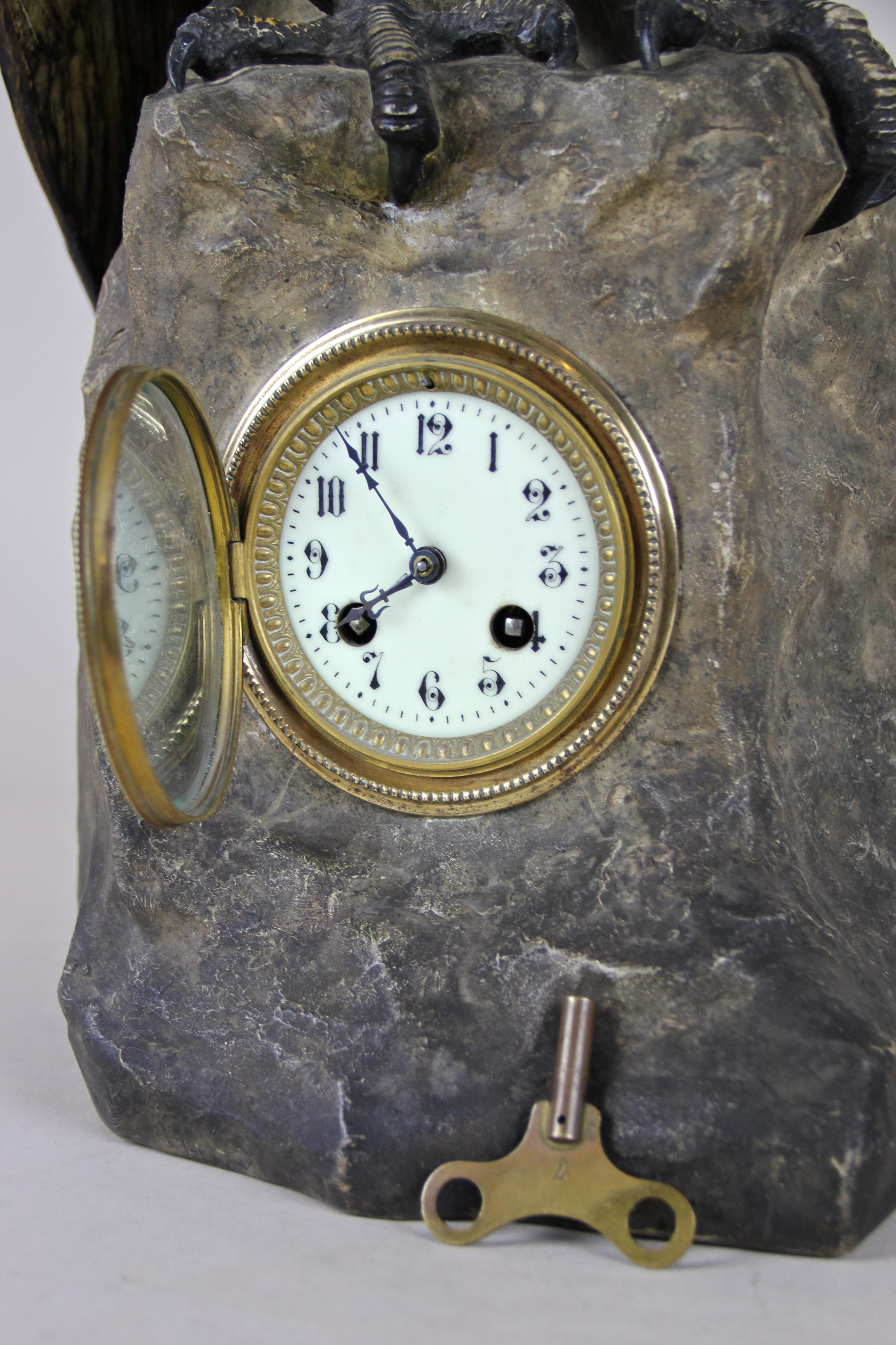 Skulpturale Majolika-Uhr „Der Adler“ von Johann Maresch, um 1900 10