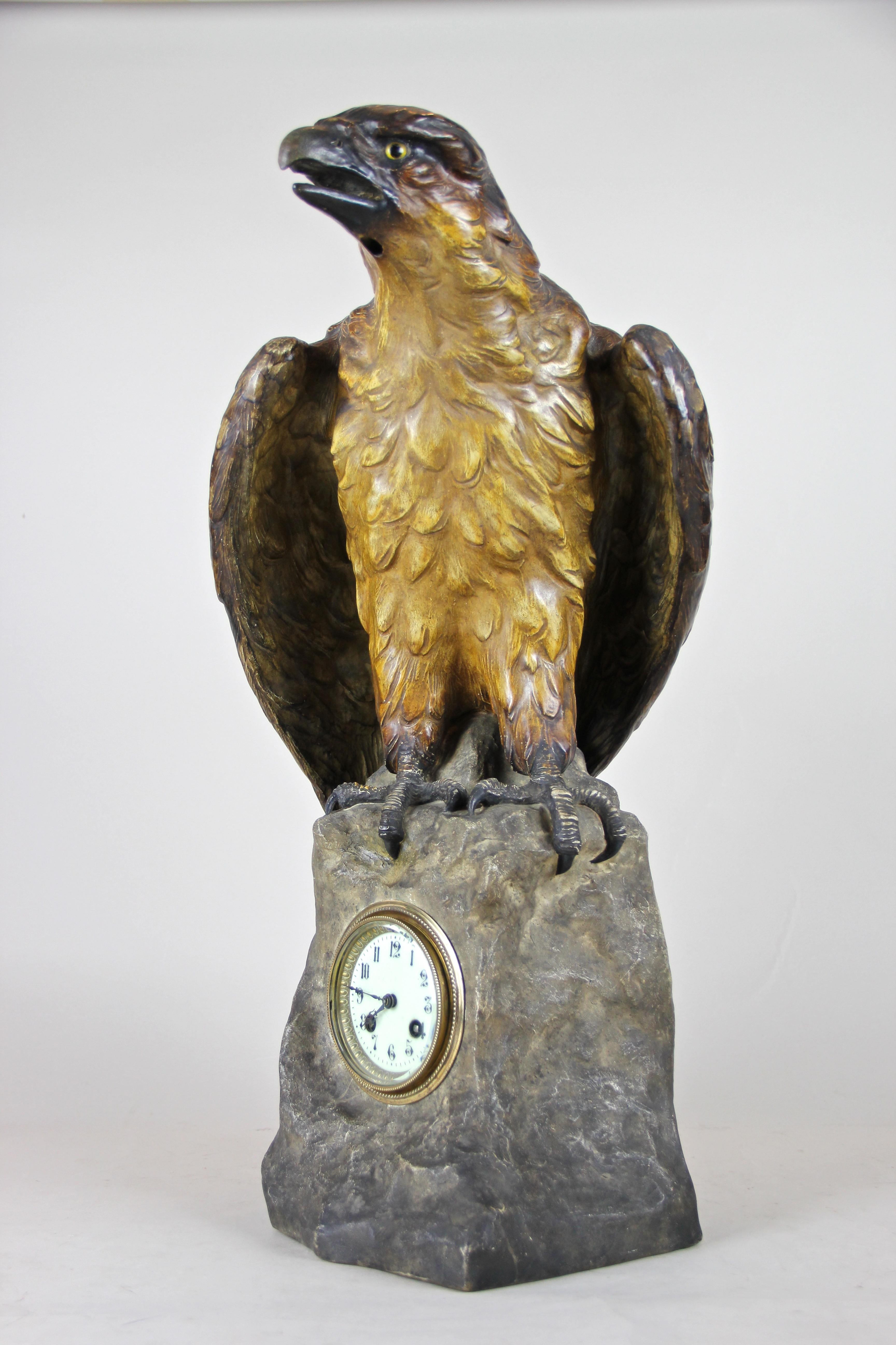Skulpturale Majolika-Uhr „Der Adler“ von Johann Maresch, um 1900 (Österreichisch)