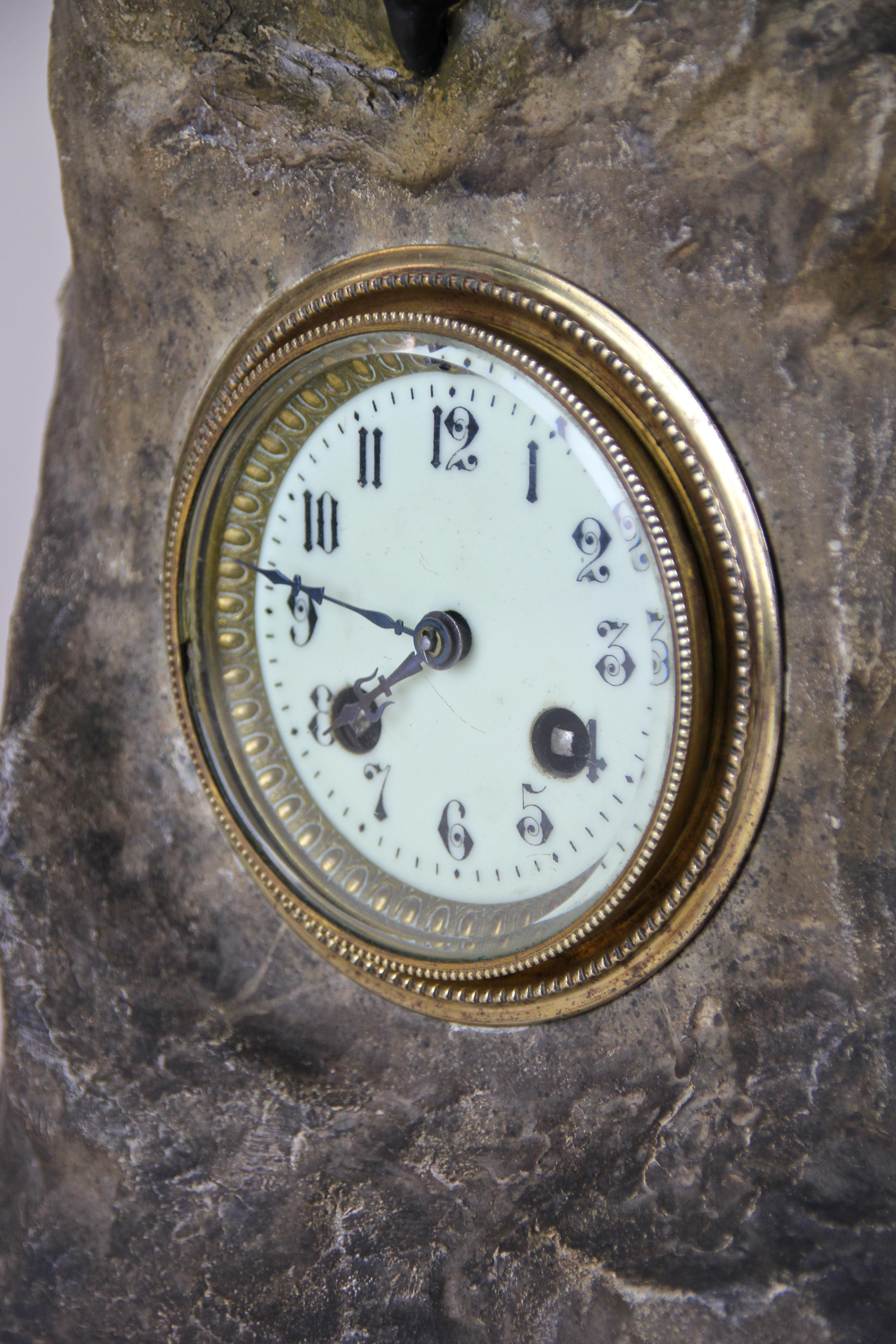 Skulpturale Majolika-Uhr „Der Adler“ von Johann Maresch, um 1900 im Zustand „Gut“ in Lichtenberg, AT