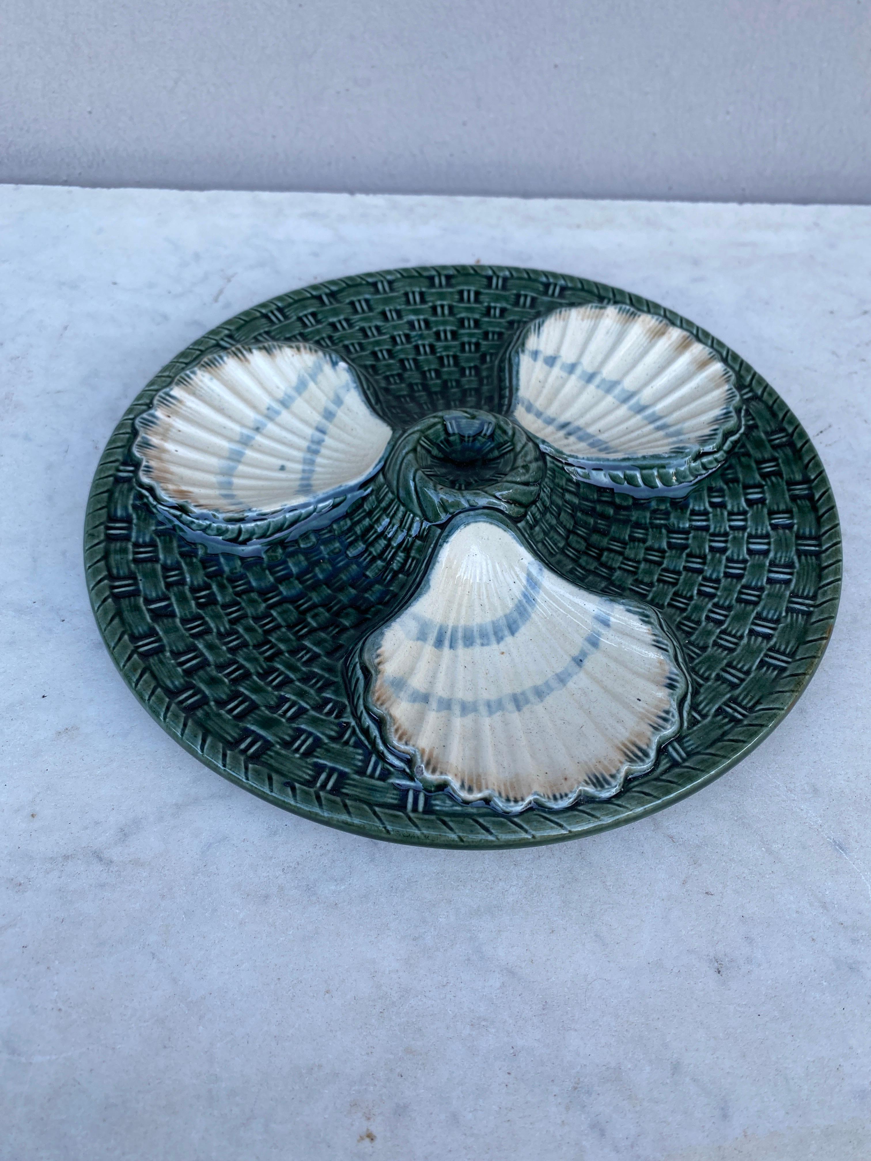 Rare 19th Majolica three shells oyster wall plate signed longchamp.
Diameter / 8 inches.