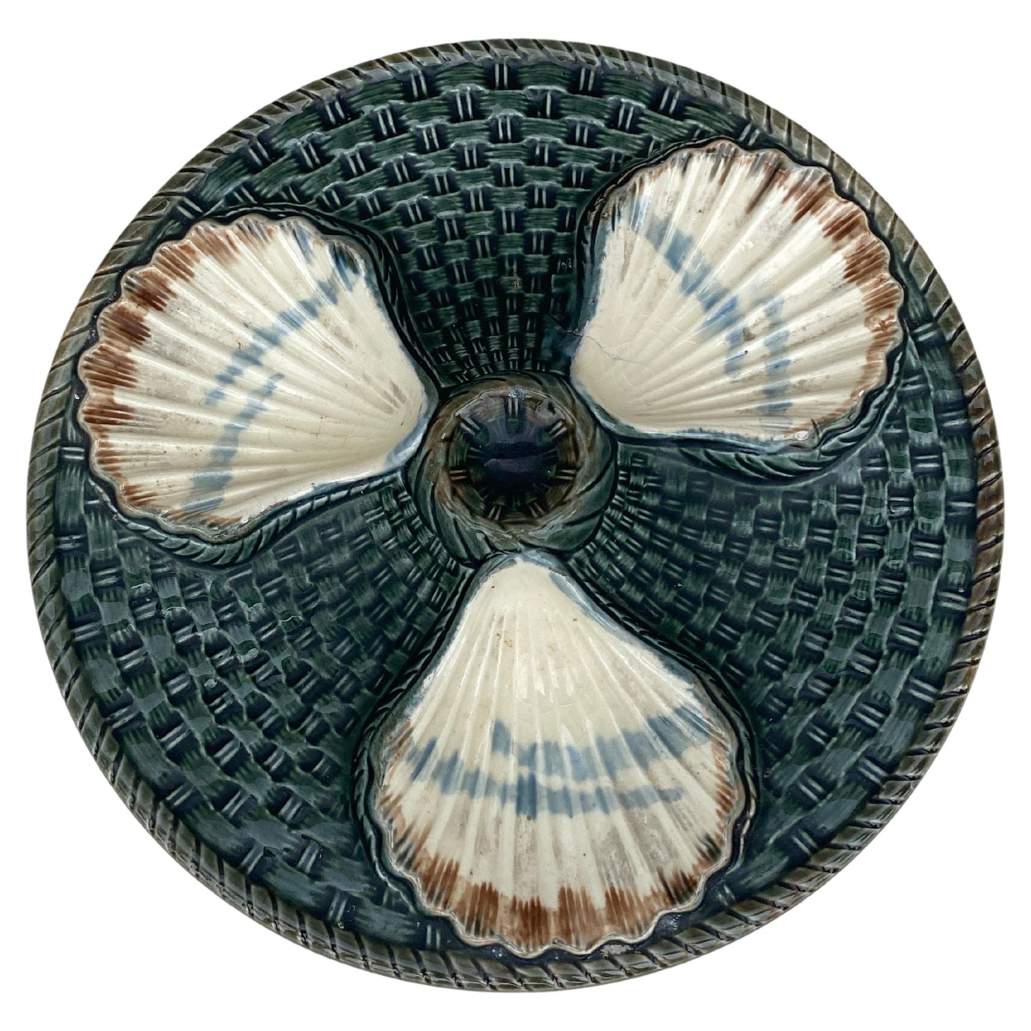 Rare 19th Majolica three shells oyster wall plate signed longchamp.
Diameter / 8 inches.