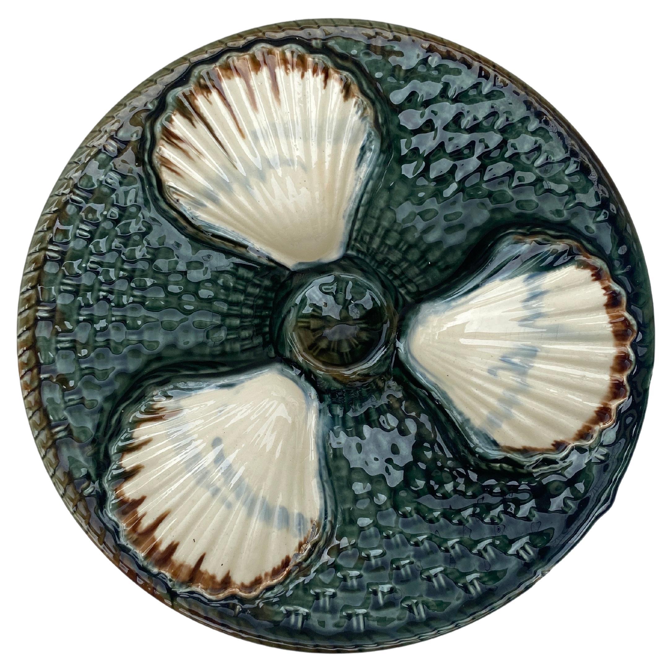 Rare 19th Majolica three shells oyster wall plate signed longchamp.
Diameter / 8 inches.