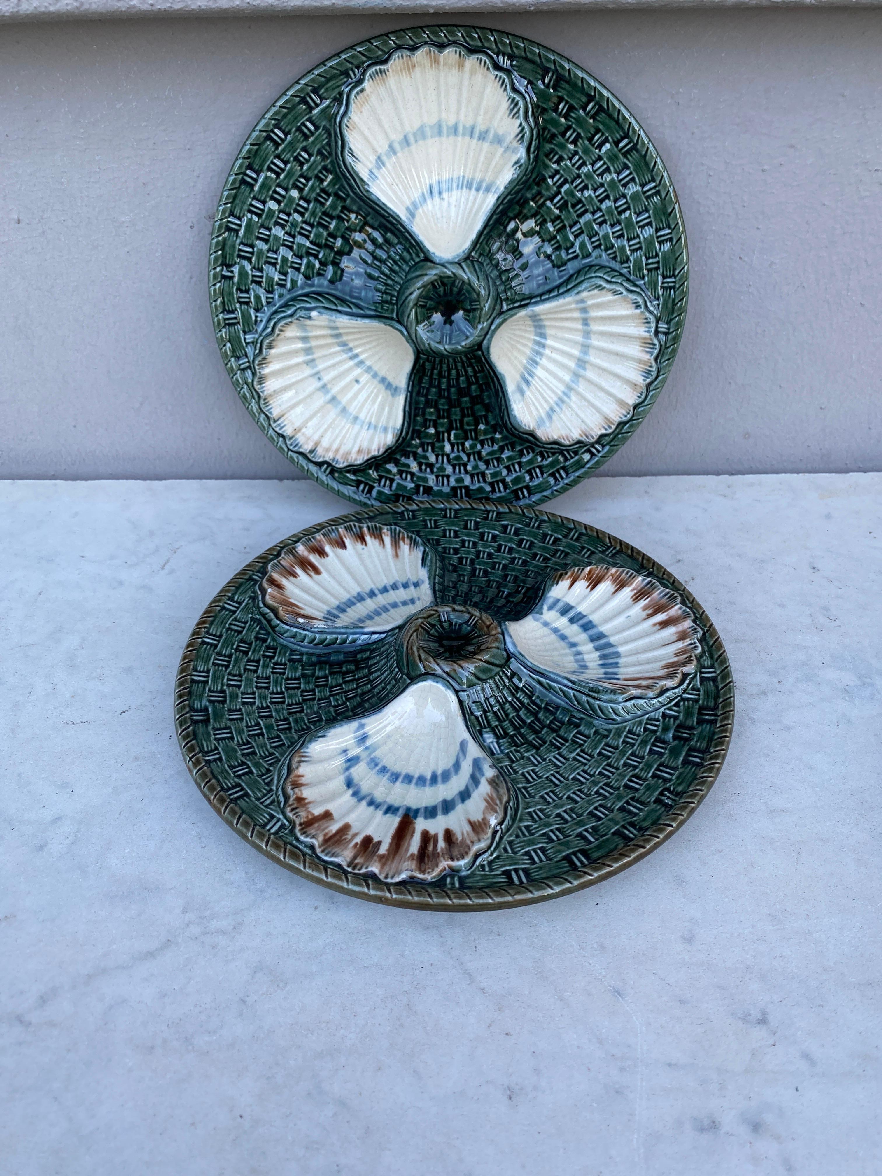French Provincial Majolica Three Shells Oyster Wall Plate Longchamp, circa 1890 For Sale