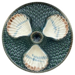 Assiette murale en majolique à trois coquilles d'huîtres Longchamp, vers 1890