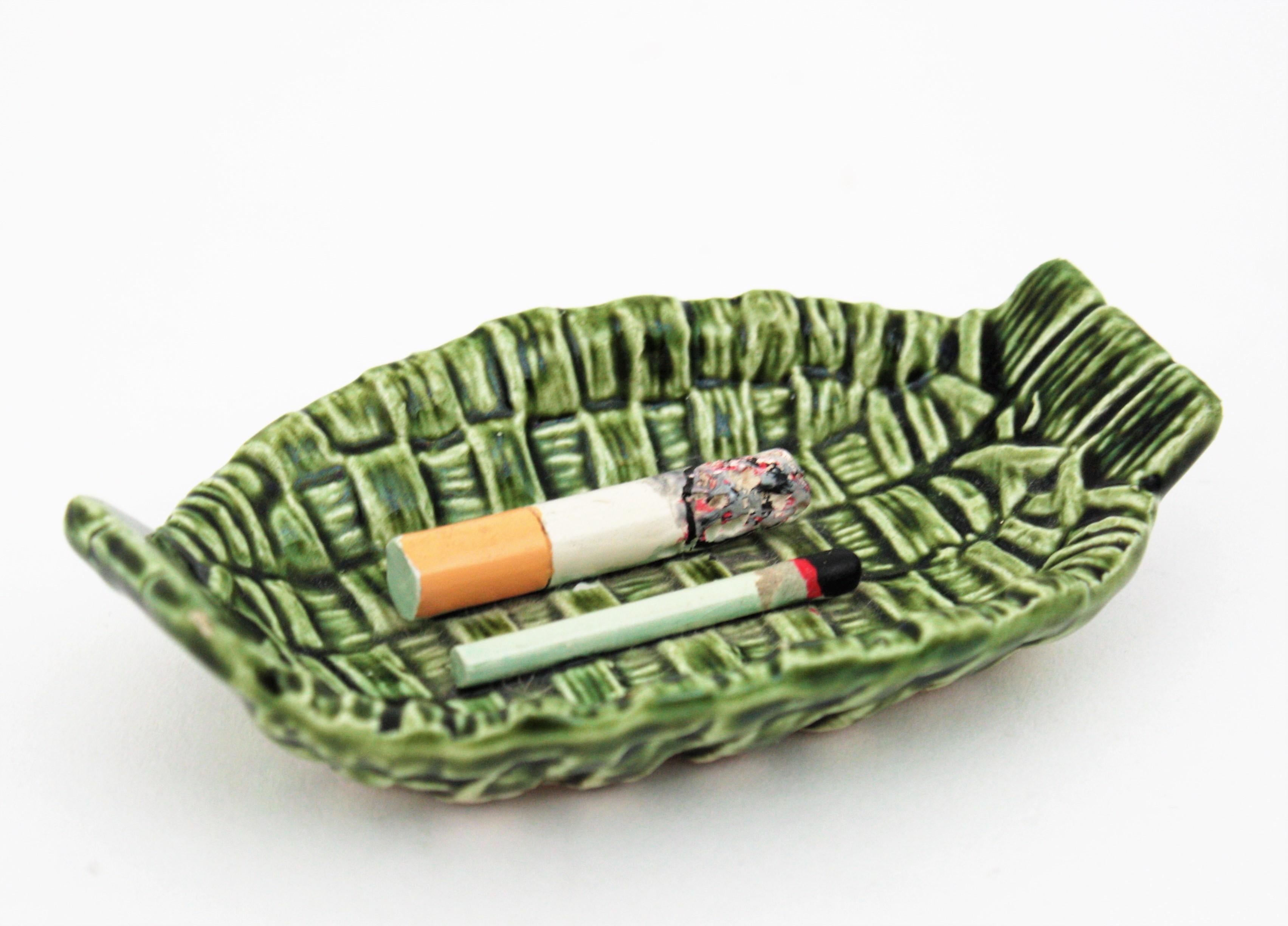 Mid-Century Modernist glazed ceramic small trompe L'Oeil Cigarrete and match bowl, Portugal, 1960s.
Interesting for collectors and lovely to be used as decorative piece or ashtray.
Manufacture's mark underneath.
Measures: 11.5 cm W x 7 cm D x 3