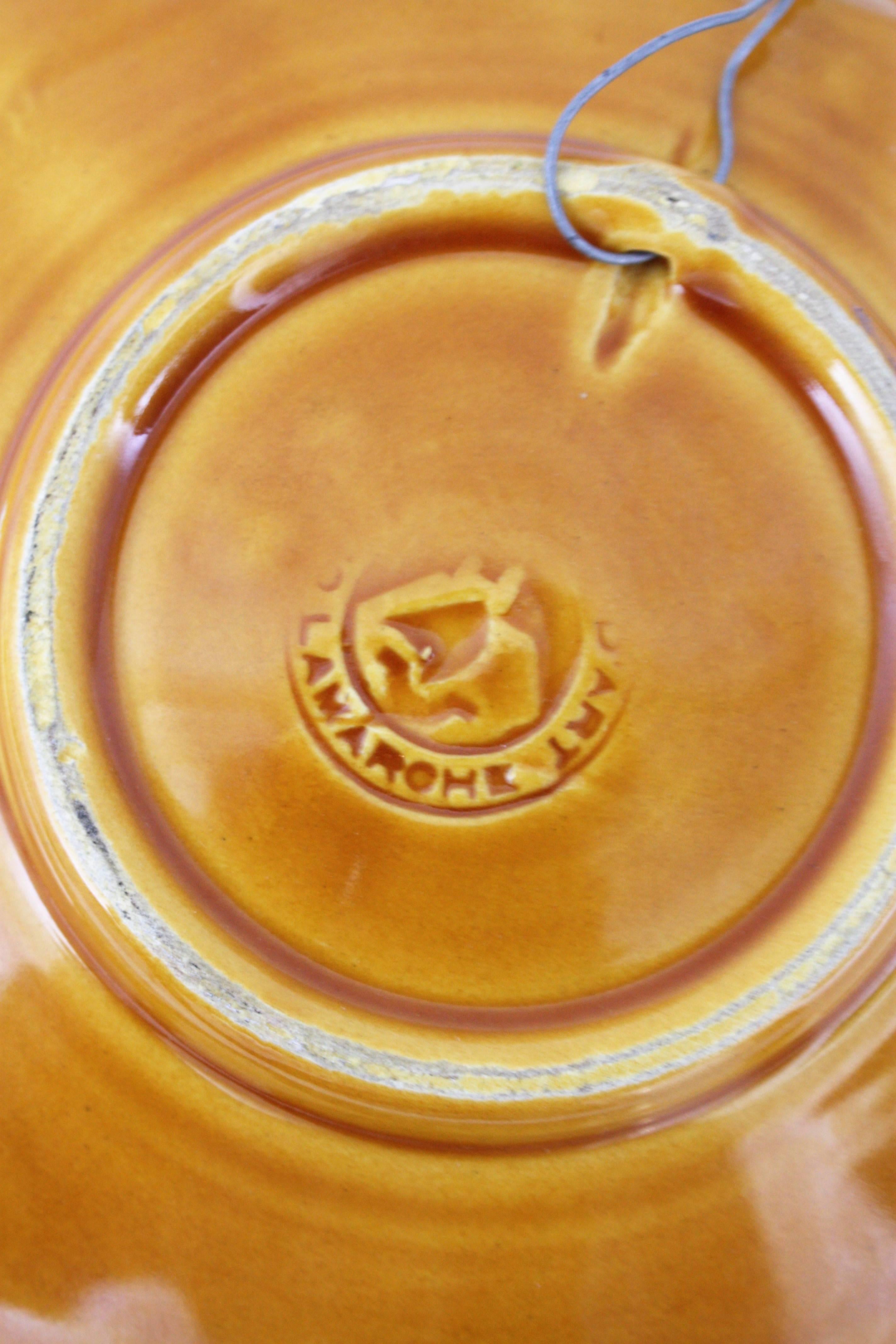 Vernissé Assiette en céramique majolique de Lamarche Monaco, motif faïence en trompe-l'œil en vente