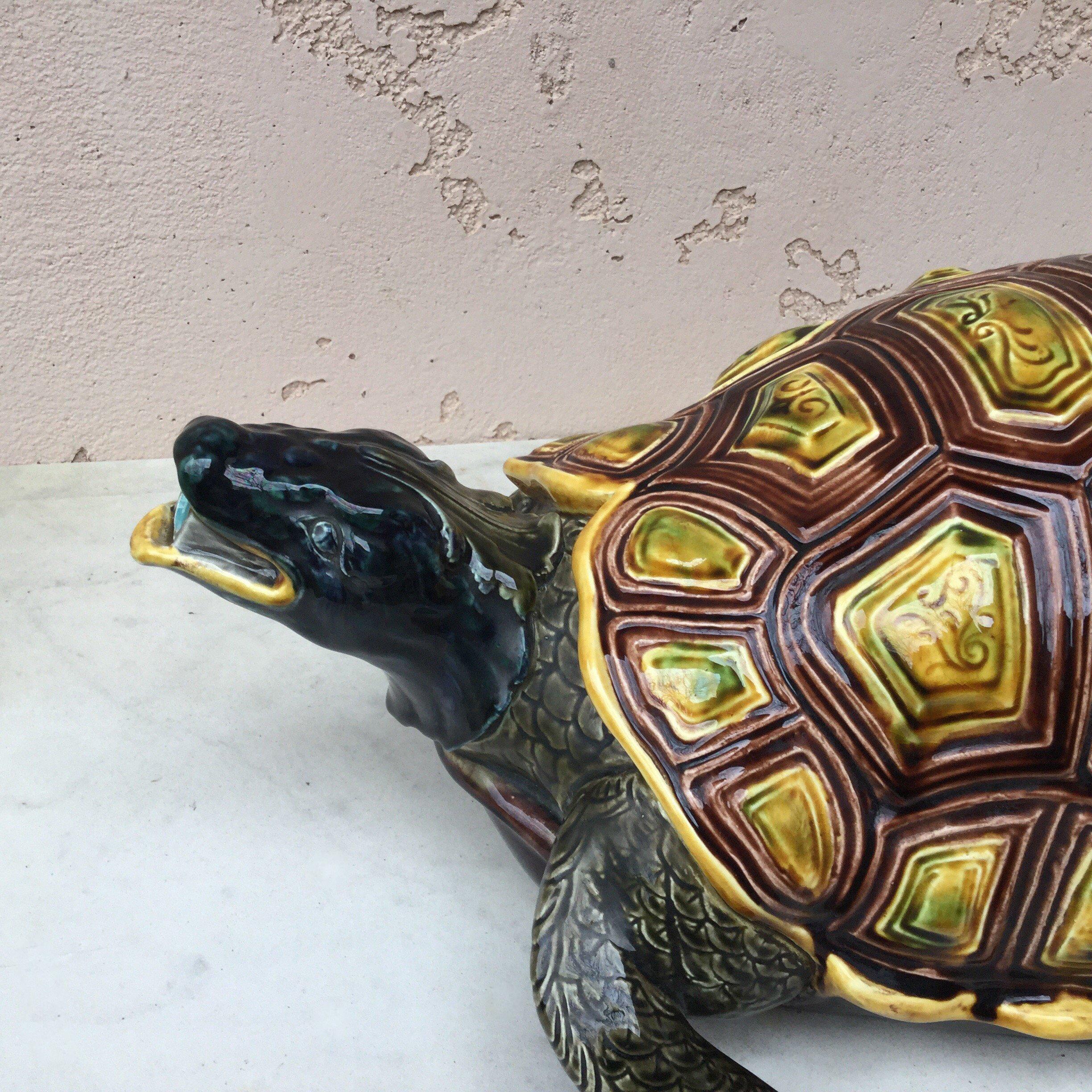 Majolika-Schildkrötenbrunnen Sarreguemines:: um 1890 im Zustand „Gut“ in Austin, TX