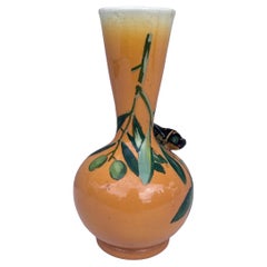Vase en majolique représentant une cigale et des olives, Sicard, vers 1950