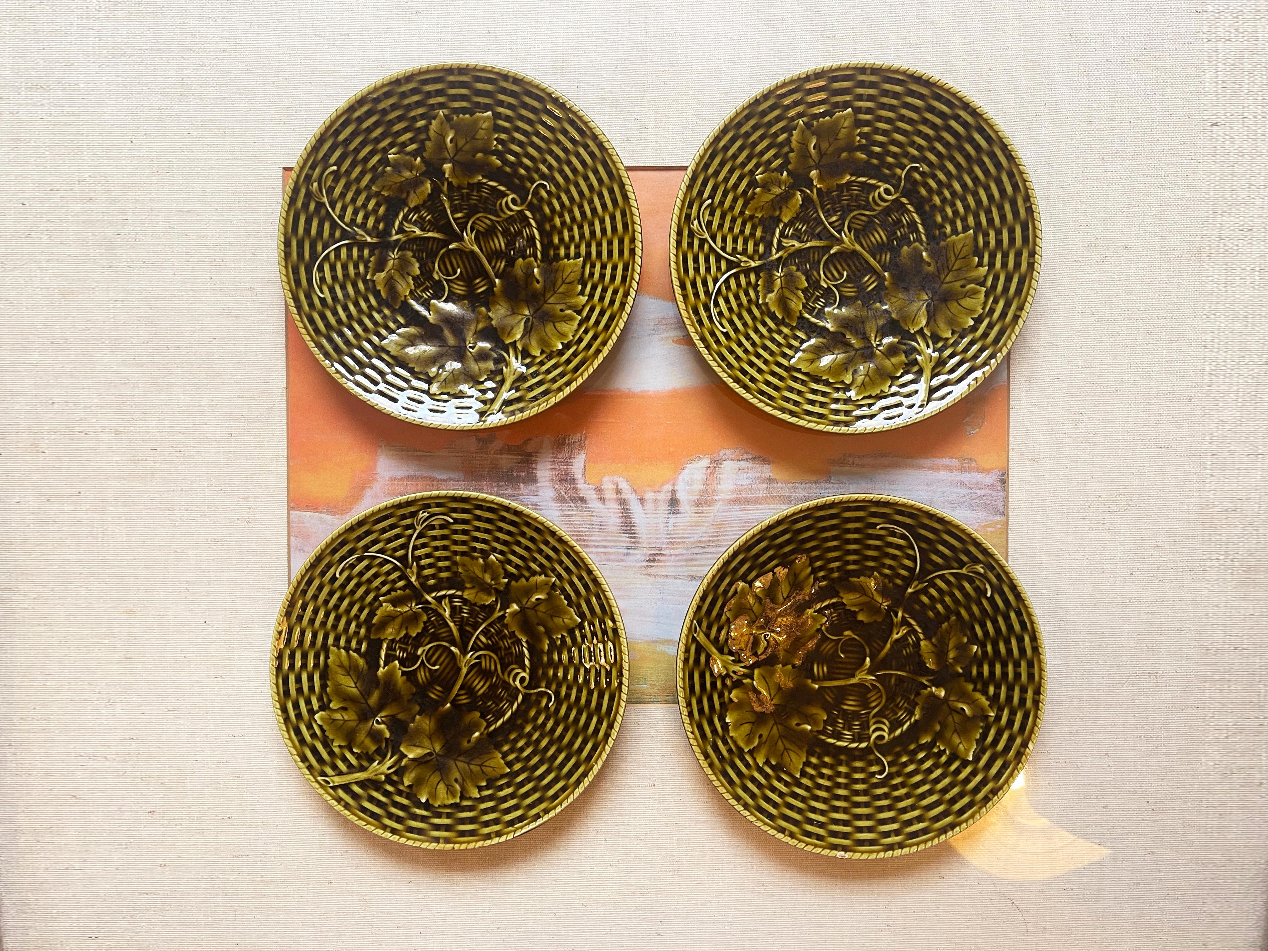 Superbes assiettes à dessert originales de Sarreguemines.
Vert olive, magnifique décor de feuilles de vigne et de vannerie.

4 pièces, dans un bel état ancien - elles sont Art Deco, vers 1920.
Merveilleuses assiettes, rares dans un ensemble.