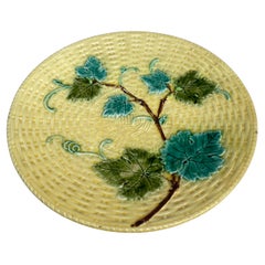 Piatto in maiolica con foglie di vite Sarreguemines, circa 1890