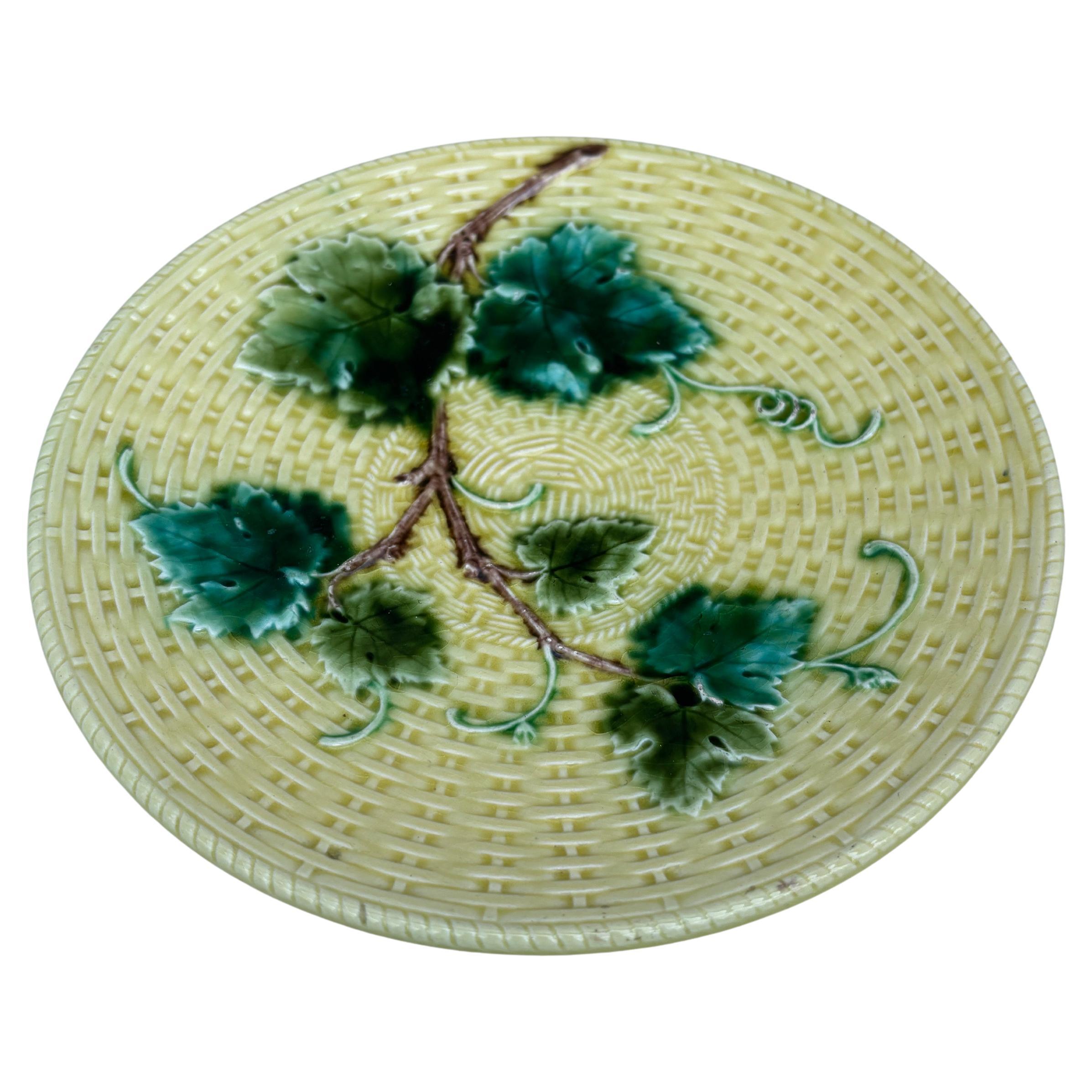 Assiette en majolique à feuilles de vigne signée Sarreguemines, vers 1890.