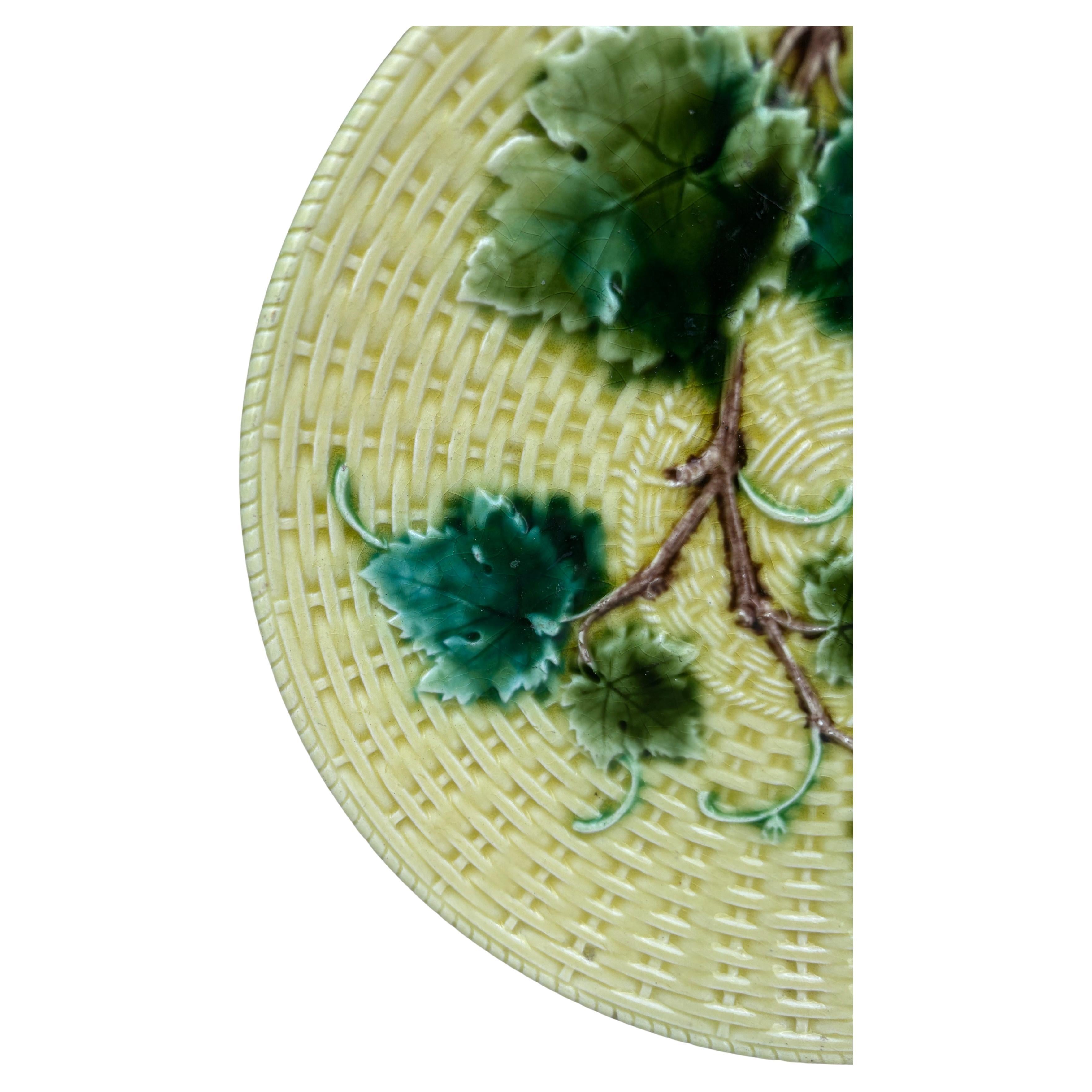 Country Assiette en majolique à feuilles de vigne Sarreguemines, vers 1890 en vente