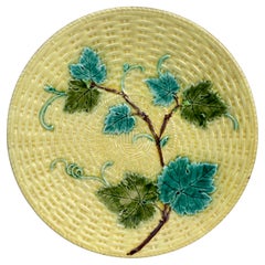 Assiette en majolique à feuilles de vigne Sarreguemines, vers 1890