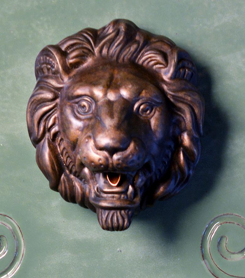 Allemand Fontaine murale en majolique avec bassin, élément décoratif mural et bec de lion en bronze en vente