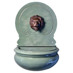 Fontaine murale en majolique avec bassin, élément décoratif mural et bec de lion en bronze