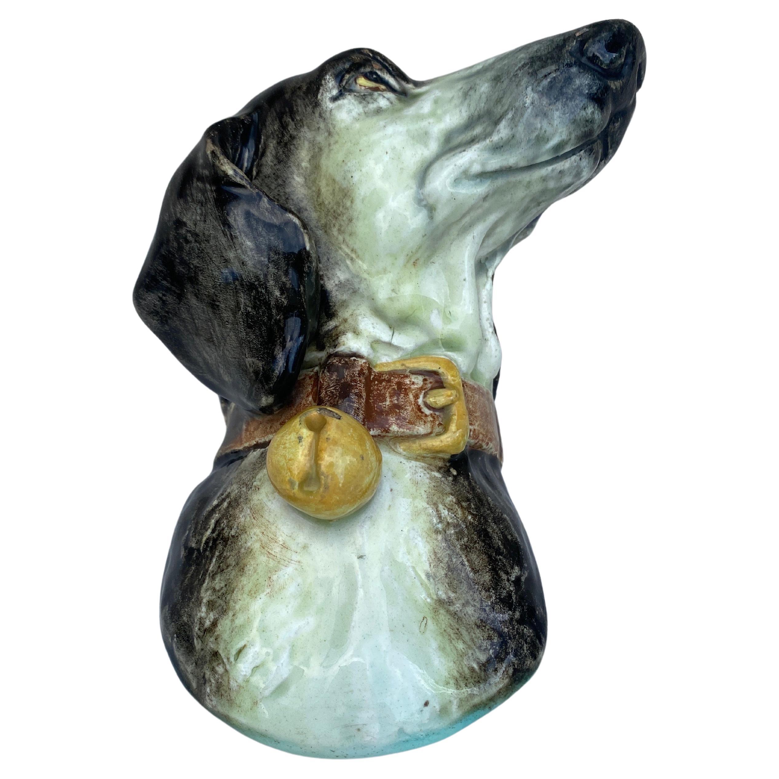 Bolsillo de pared para perro de mayólica francesa firmado Delphin Massier.
Altura / 7,3 pulgadas.
Los Massier son conocidos por la calidad de sus esmaltes y pinturas únicos. La familia Massier produjo en Vallauris, en la Costa Azul francesa,