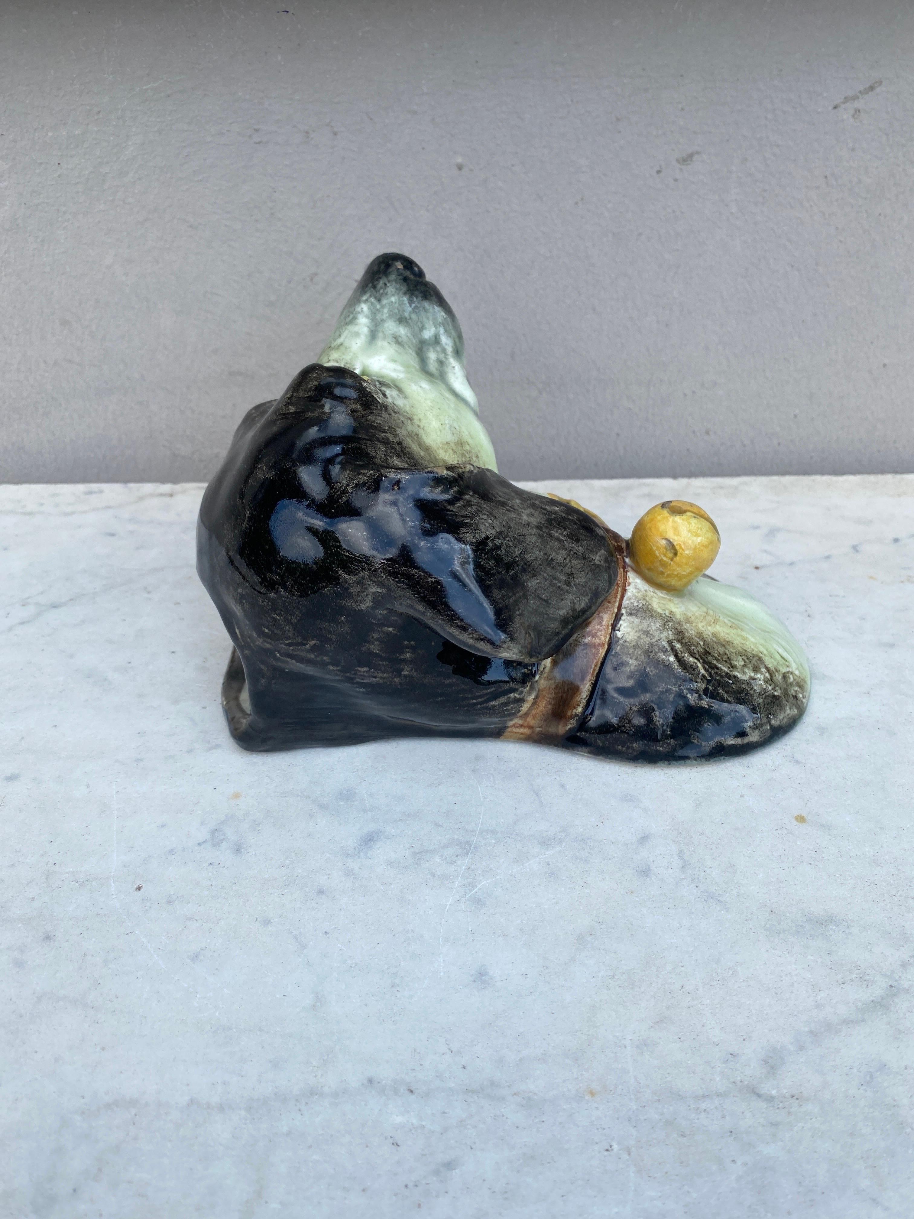 Perro de bolsillo de mayólica Delphin Massier, hacia 1890 Victoriano en venta