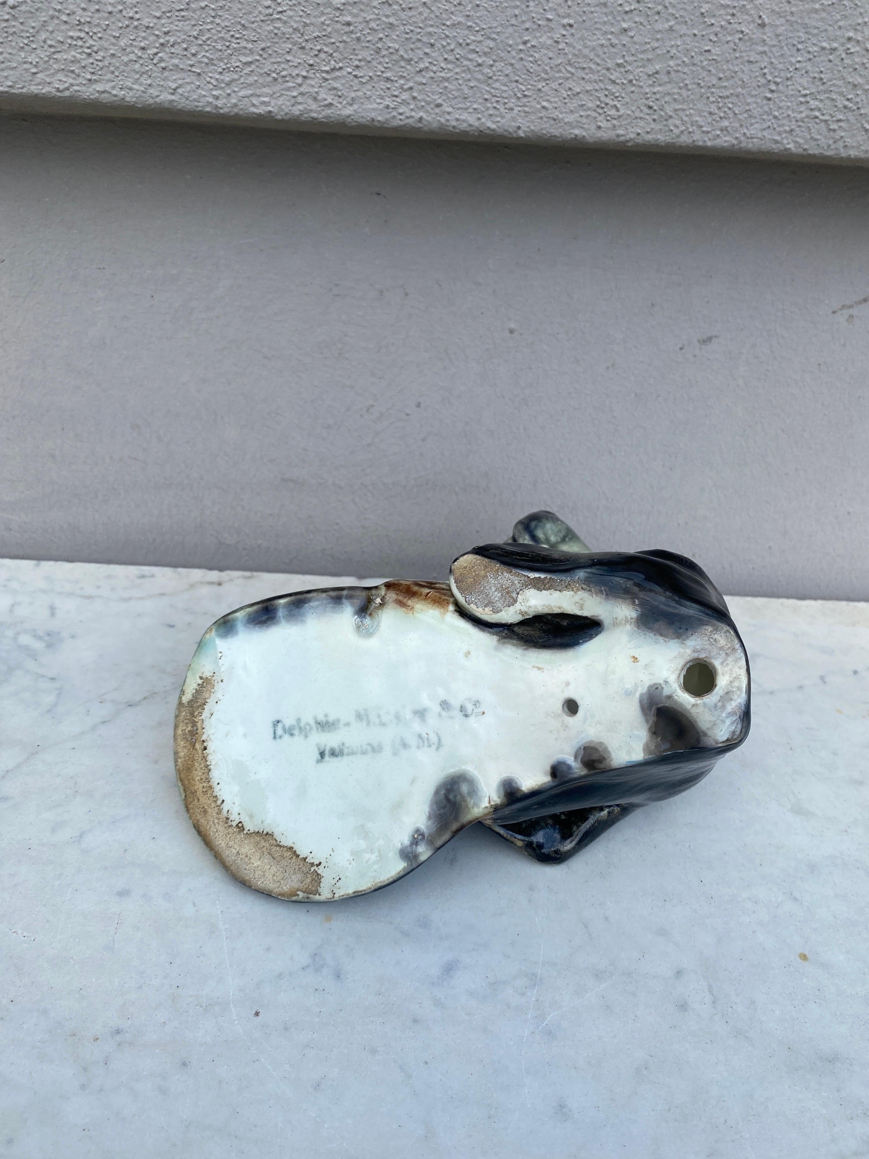 Perro de bolsillo de mayólica Delphin Massier, hacia 1890 Cerámico en venta