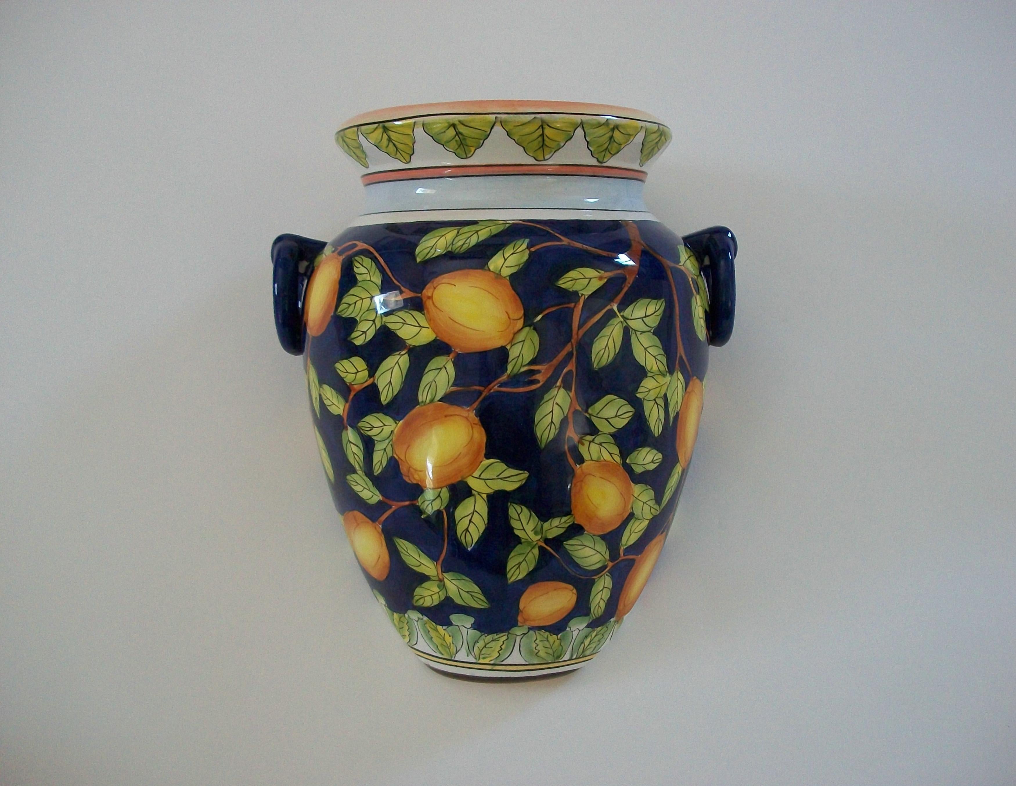 Majolika Wandtasche/Planter - Handbemalt mit Zitronen - Italien - CIRCA 1990er Jahre (Romantik) im Angebot
