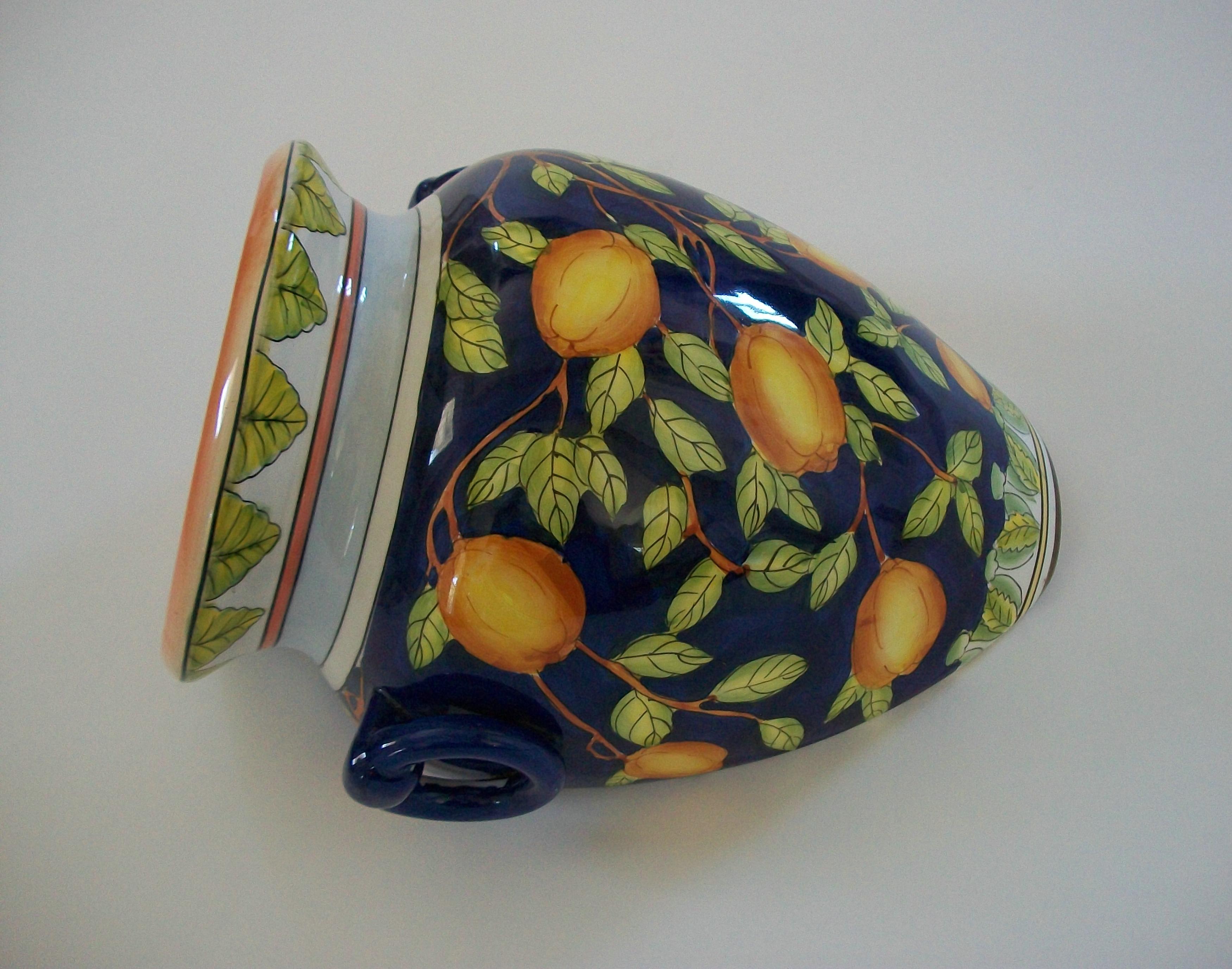 Majolika Wandtasche/Planter - Handbemalt mit Zitronen - Italien - CIRCA 1990er Jahre (Italienisch) im Angebot