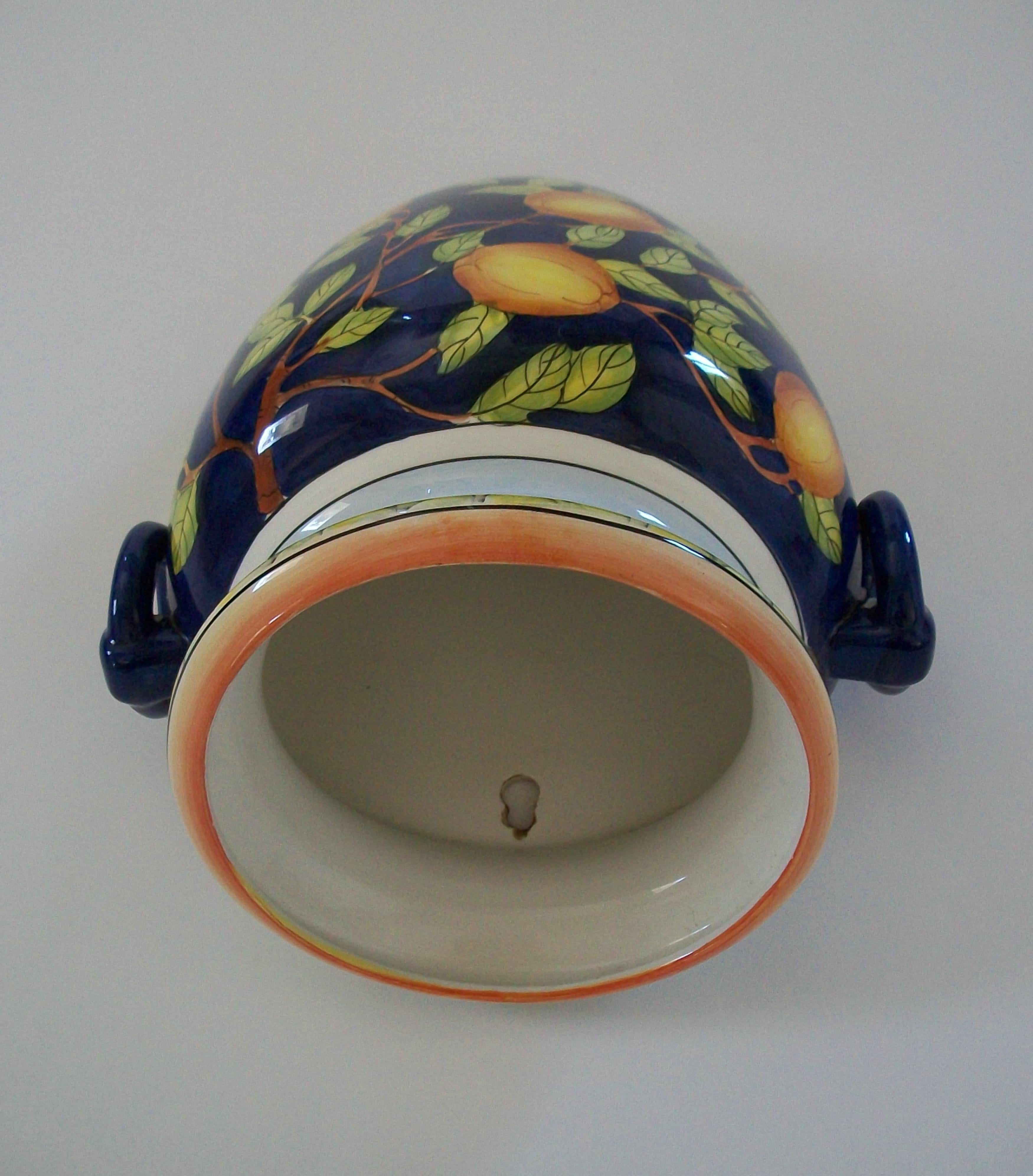 Majolika Wandtasche/Planter - Handbemalt mit Zitronen - Italien - CIRCA 1990er Jahre im Zustand „Gut“ im Angebot in Chatham, ON