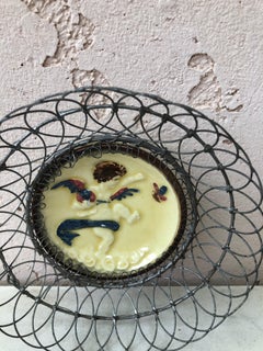 Cestino in filo di maiolica con angelo, 1900 circa