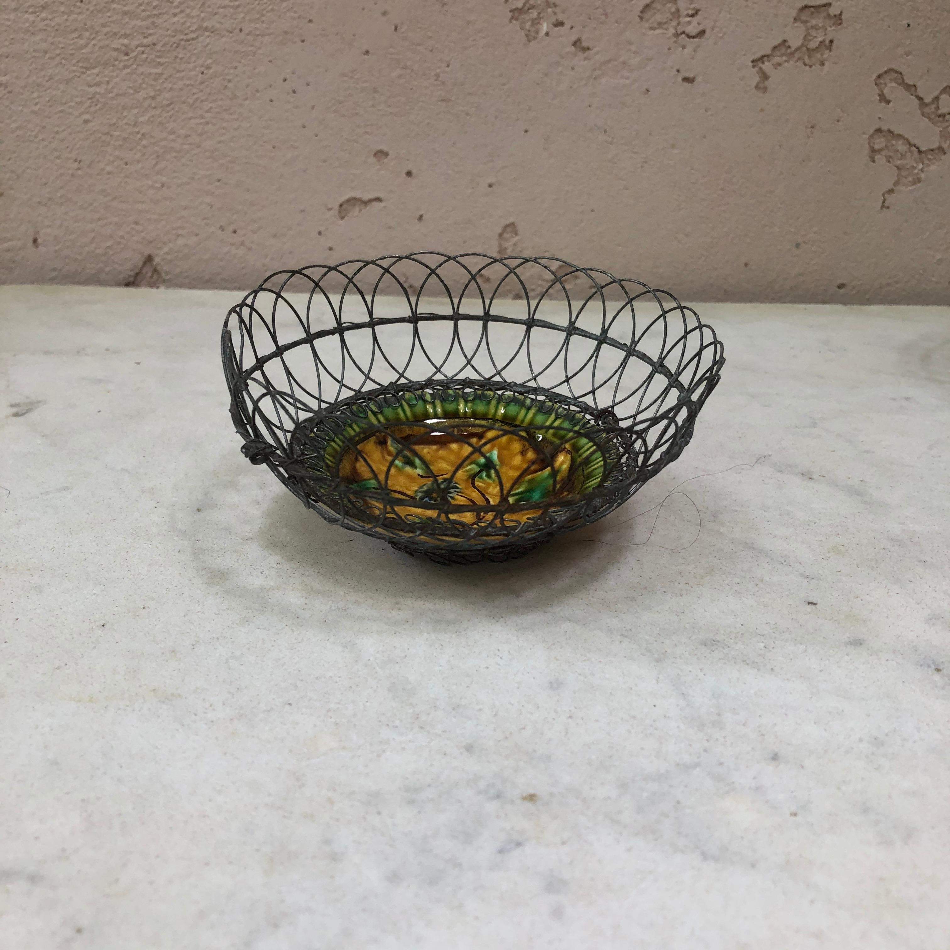 Charming Majolica wire basket with leaves Villeroy & Boch, Circa 1900.