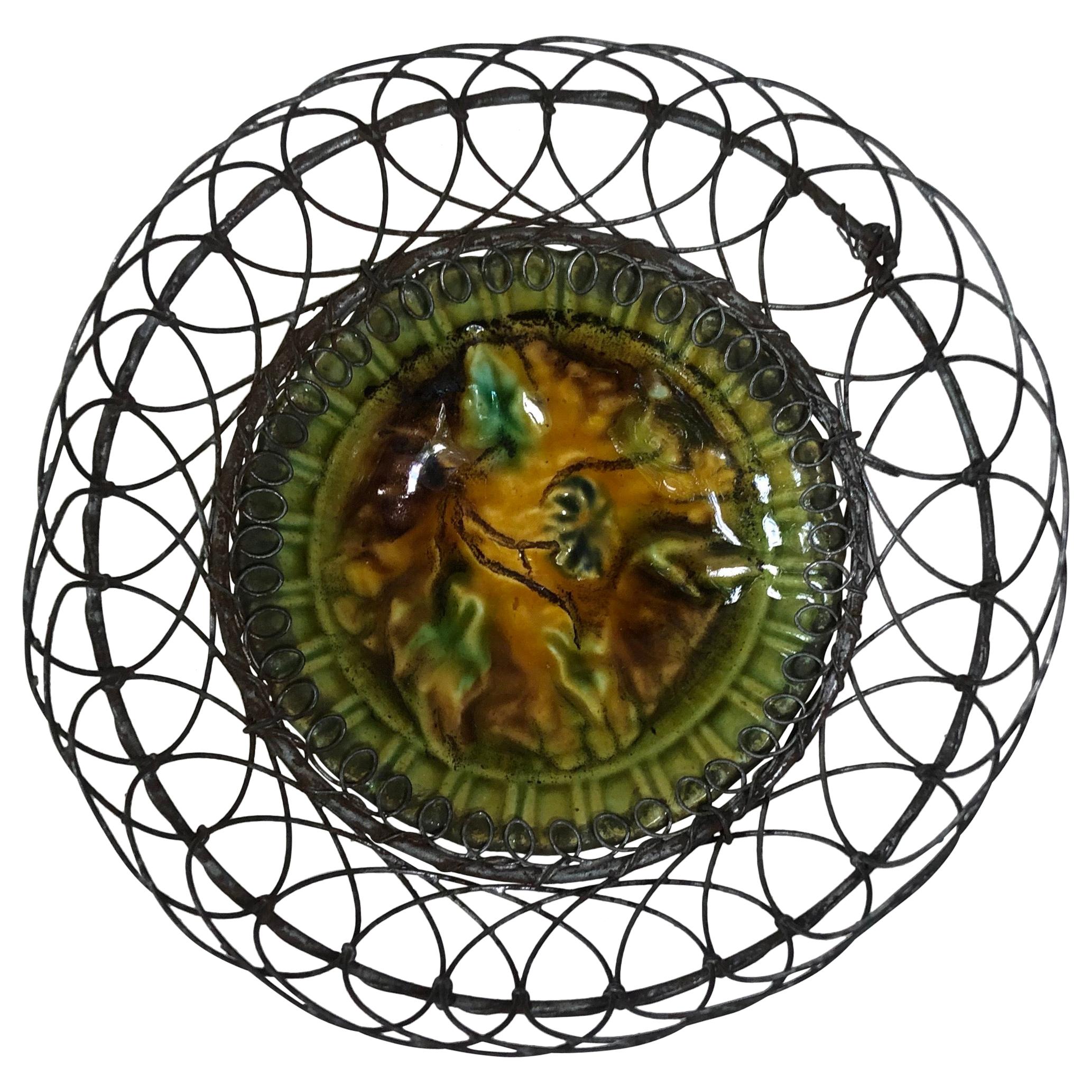 Cesta de alambre de mayólica con hojas Villeroy & Boch, Circa 1900