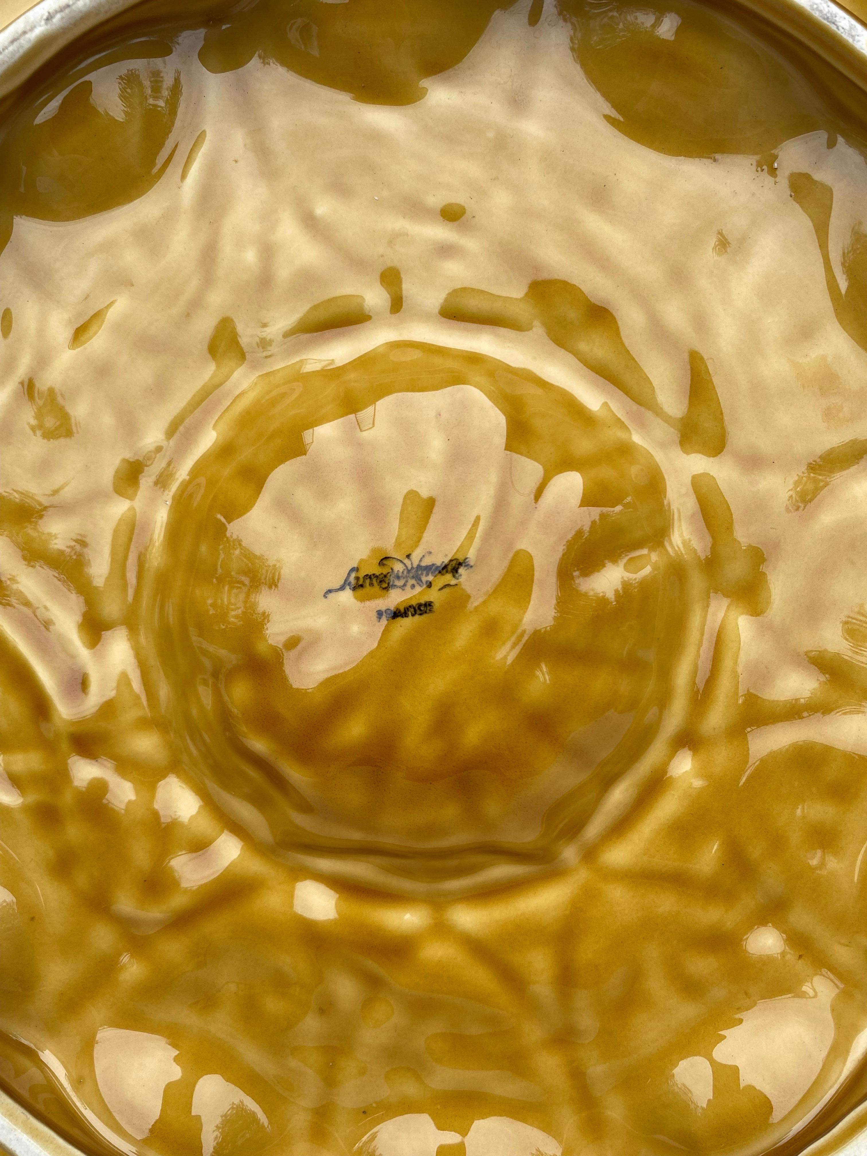 Austernteller aus gelber Majolika mit Muschelschale Sarreguemines, um 1930 (Mitte des 20. Jahrhunderts) im Angebot