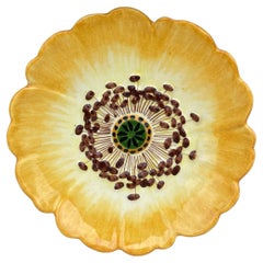 Assiette en majolique jaune à l'églantine Perret Gentil, vers 1890